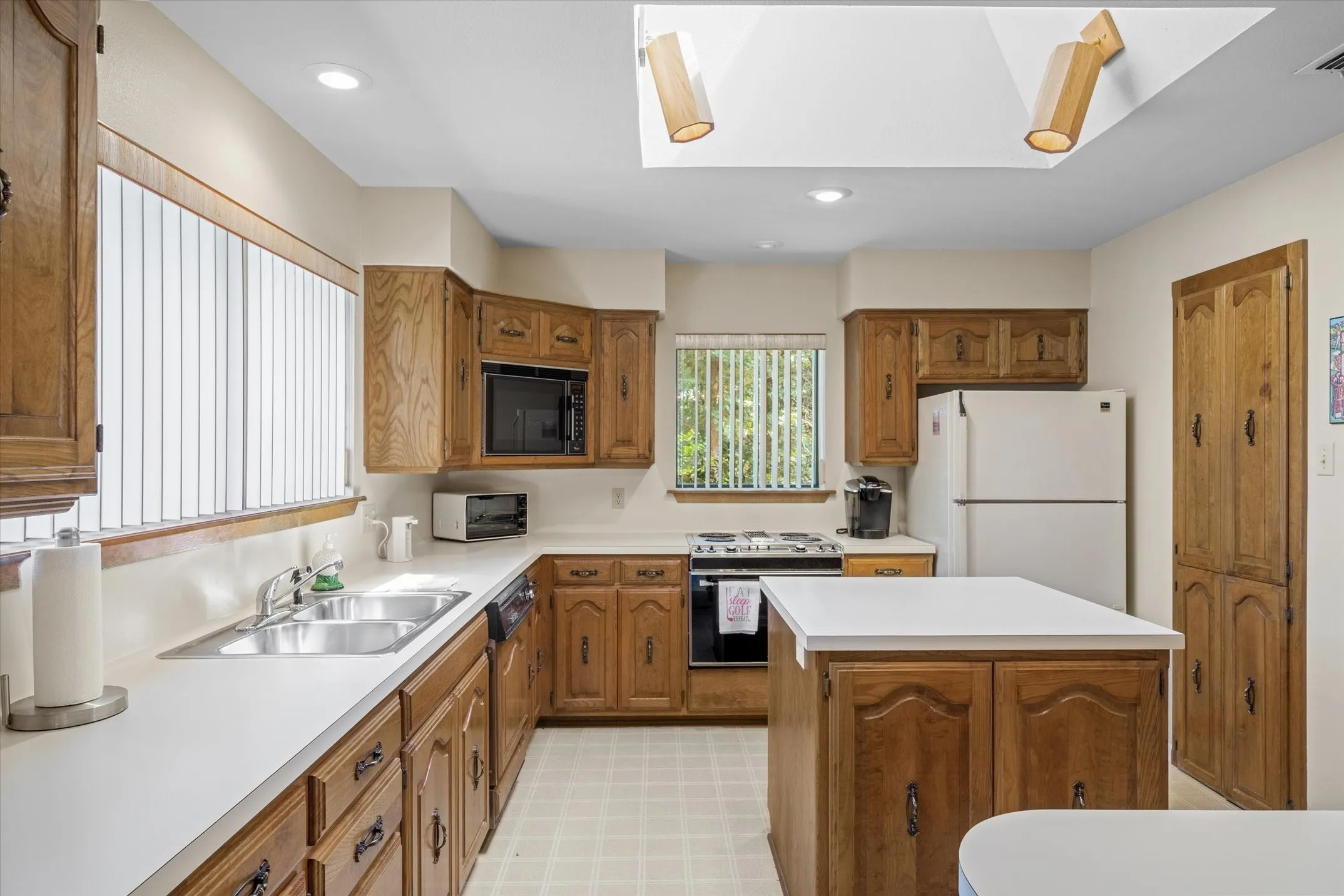 Single Family Residence For Sale in Wood County , 257 Peaceful Woods Trail, Holly Lake Ranch, Texas 75765, 3 Bedroom, 2 Bathroom, 3 Garage spaces, 1,996 Sqft, built in 1985, Preowned, mls#21063913, Real Estate Agent in Holly Lake Ranch, Homes For Sale in Wood county, Homes For Sale in Holly Lake Ranch, Realtor in Holly Lake Ranch Texas, Real Estate Brokerage Independent Realty Texas, Luminita Cordes Realtor