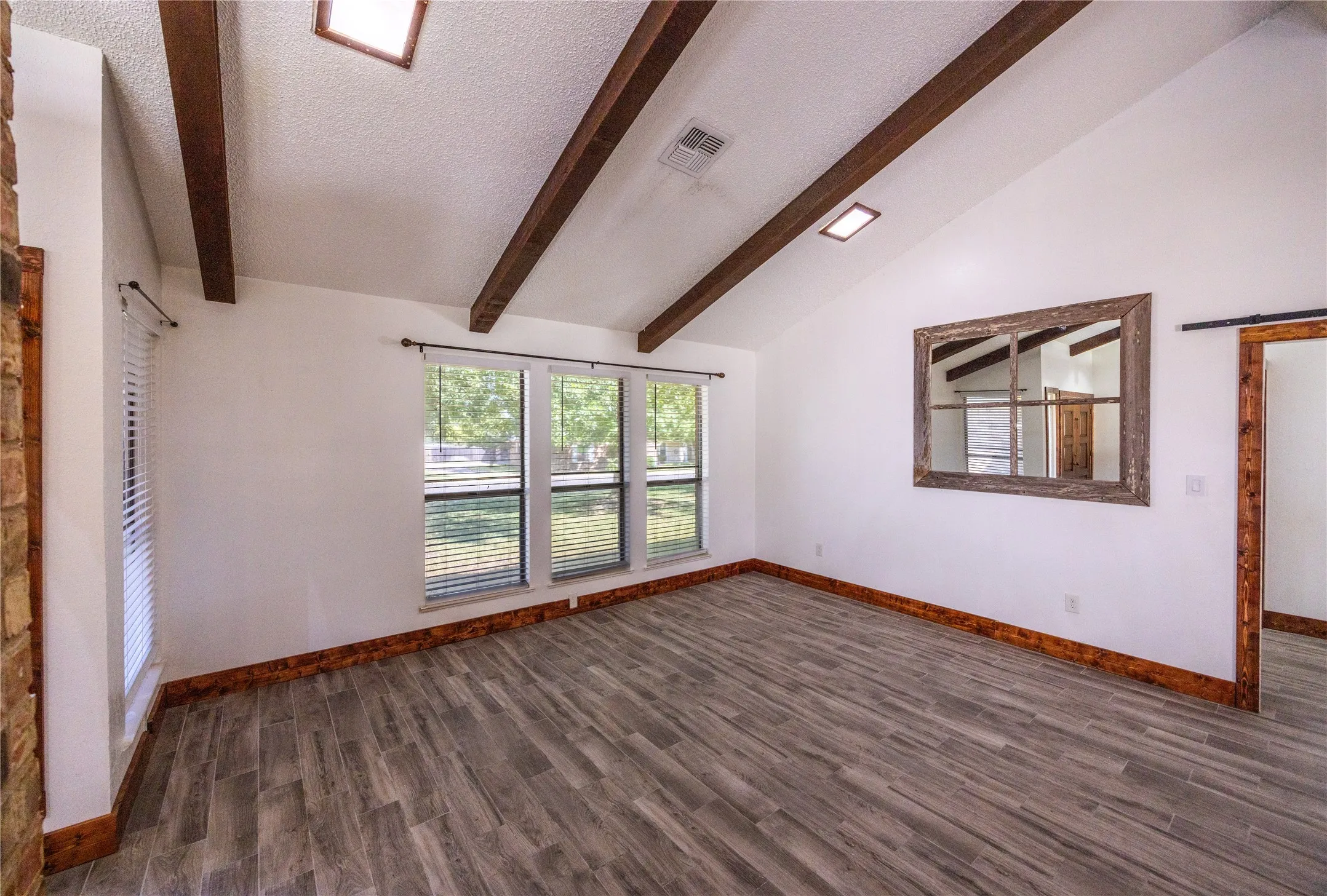 Single Family Residence For Sale in Mc Lennan County , 640 Ivy Ann Drive, Woodway, Texas 76712, 4 Bedroom, 3 Bathroom, 2 Garage spaces, 2,623 Sqft, built in 1974, mls#21072538, Real Estate Agent in Woodway, Homes For Sale in Mc Lennan county, Homes For Sale in Woodway, Realtor in Woodway Texas, Real Estate Brokerage Independent Realty Texas, Luminita Cordes Realtor