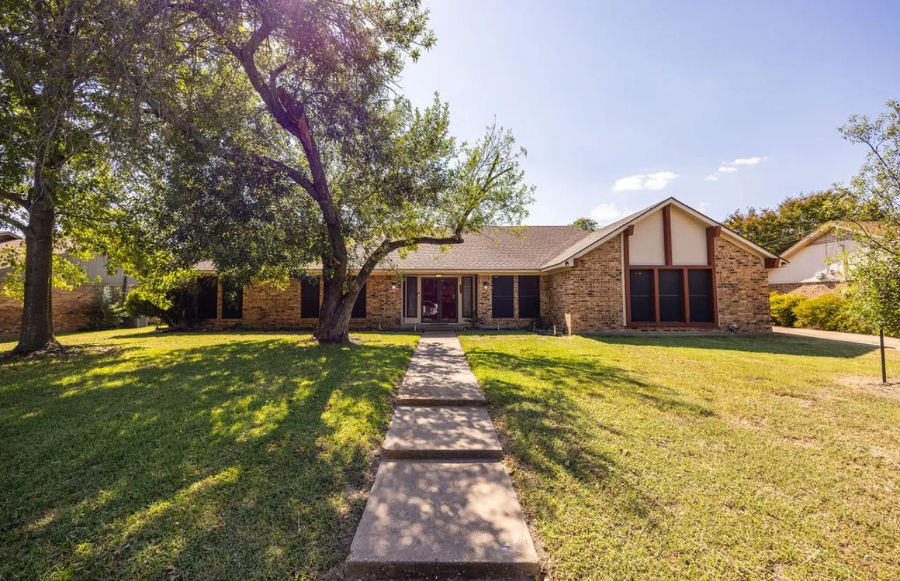 Single Family Residence For Sale in Mc Lennan County , 640 Ivy Ann Drive, Woodway, Texas 76712, 4 Bedroom, 3 Bathroom, 2 Garage spaces, 2,623 Sqft, built in 1974, mls#21072538, Real Estate Agent in Woodway, Homes For Sale in Mc Lennan county, Homes For Sale in Woodway, Realtor in Woodway Texas, Real Estate Brokerage Independent Realty Texas, Luminita Cordes Realtor