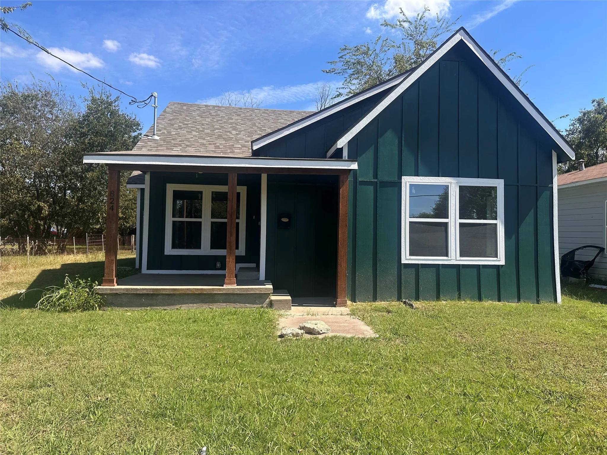 Single Family Residence For Sale in Kaufman County , 824 N Virginia Street, Terrell, Texas 75160, 3 Bedroom, 1 Bathroom, Garage spaces, 1,128 Sqft, built in 1926, mls#21072764, Real Estate Agent in Terrell, Homes For Sale in Kaufman county, Homes For Sale in Terrell, Realtor in Terrell Texas, Real Estate Brokerage Independent Realty Texas, Luminita Cordes Realtor