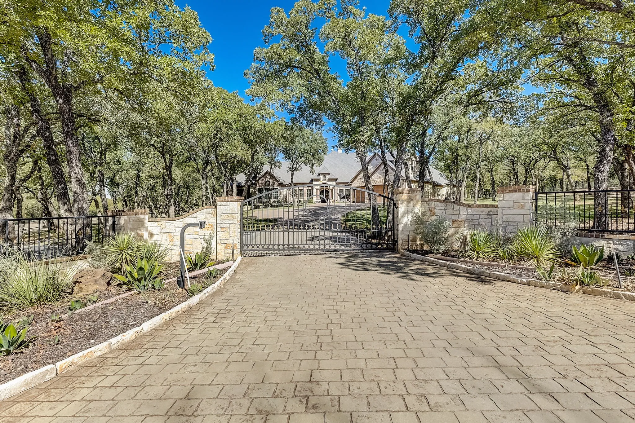 Single Family Residence For Sale in Denton County , 6565 Rockridge Trail, Aubrey, Texas 76227, 4 Bedroom, 6 Bathroom, 3 Garage spaces, 6,595 Sqft, built in 2010, mls#21073173, Real Estate Agent in Aubrey, Homes For Sale in Denton county, Homes For Sale in Aubrey, Realtor in Aubrey Texas, Real Estate Brokerage Independent Realty Texas, Luminita Cordes Realtor