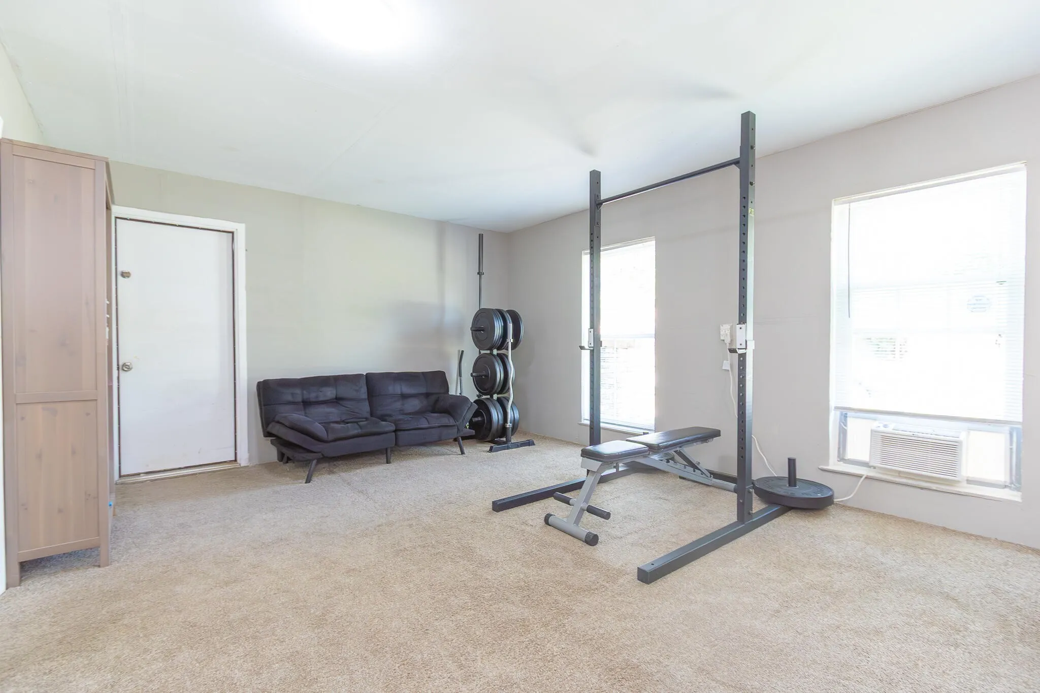 Exercise room with light carpet
