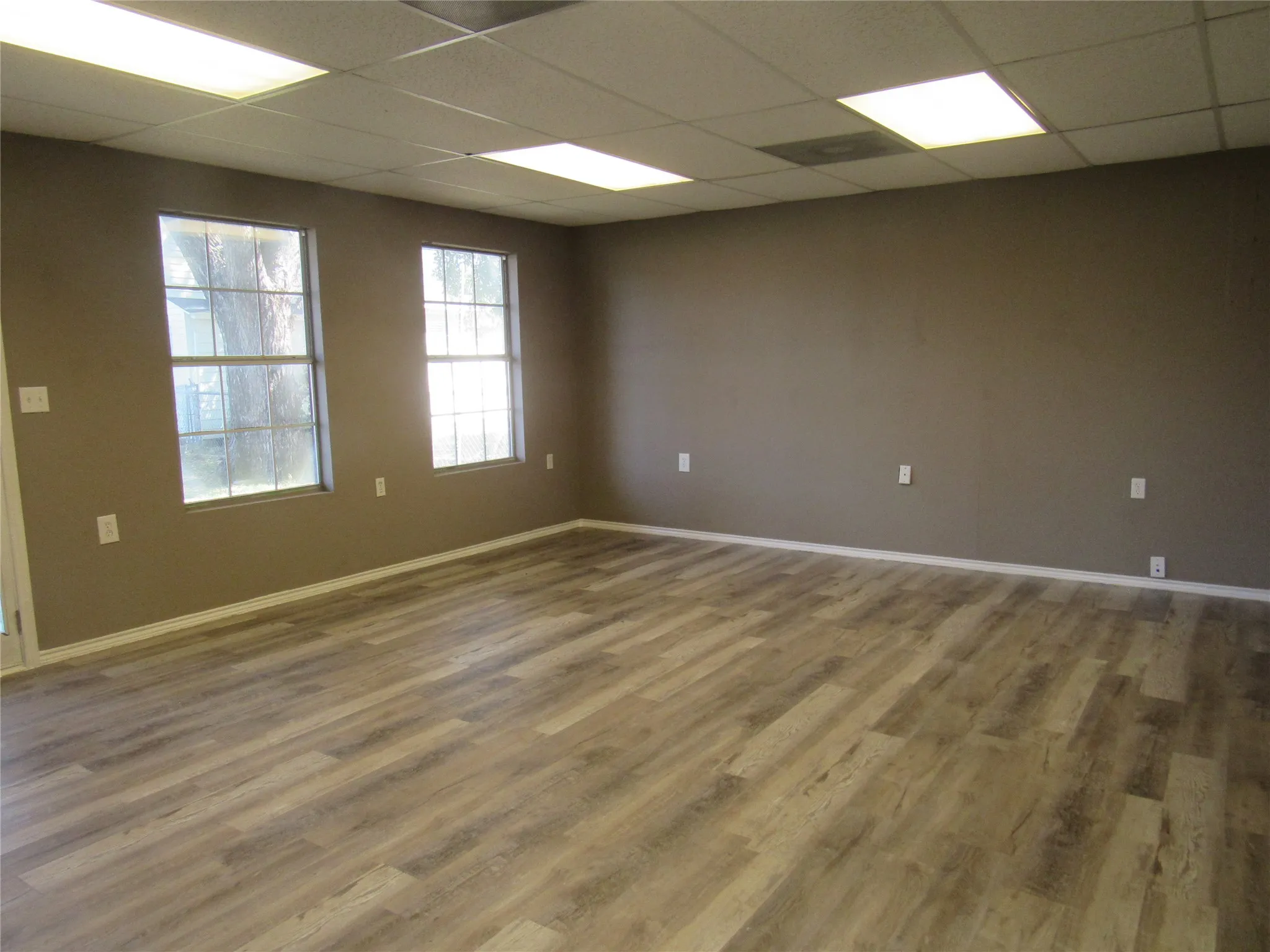 Office For Sale in Fannin County , 1802 N Center Street, Bonham, Texas 75418, 0, 0, Garage spaces, 0 Sqft, built in 1973, Preowned, mls#21068655, Real Estate Agent in Bonham, Homes For Sale in Fannin county, Homes For Sale in Bonham, Realtor in Bonham Texas, Real Estate Brokerage Independent Realty Texas, Luminita Cordes Realtor