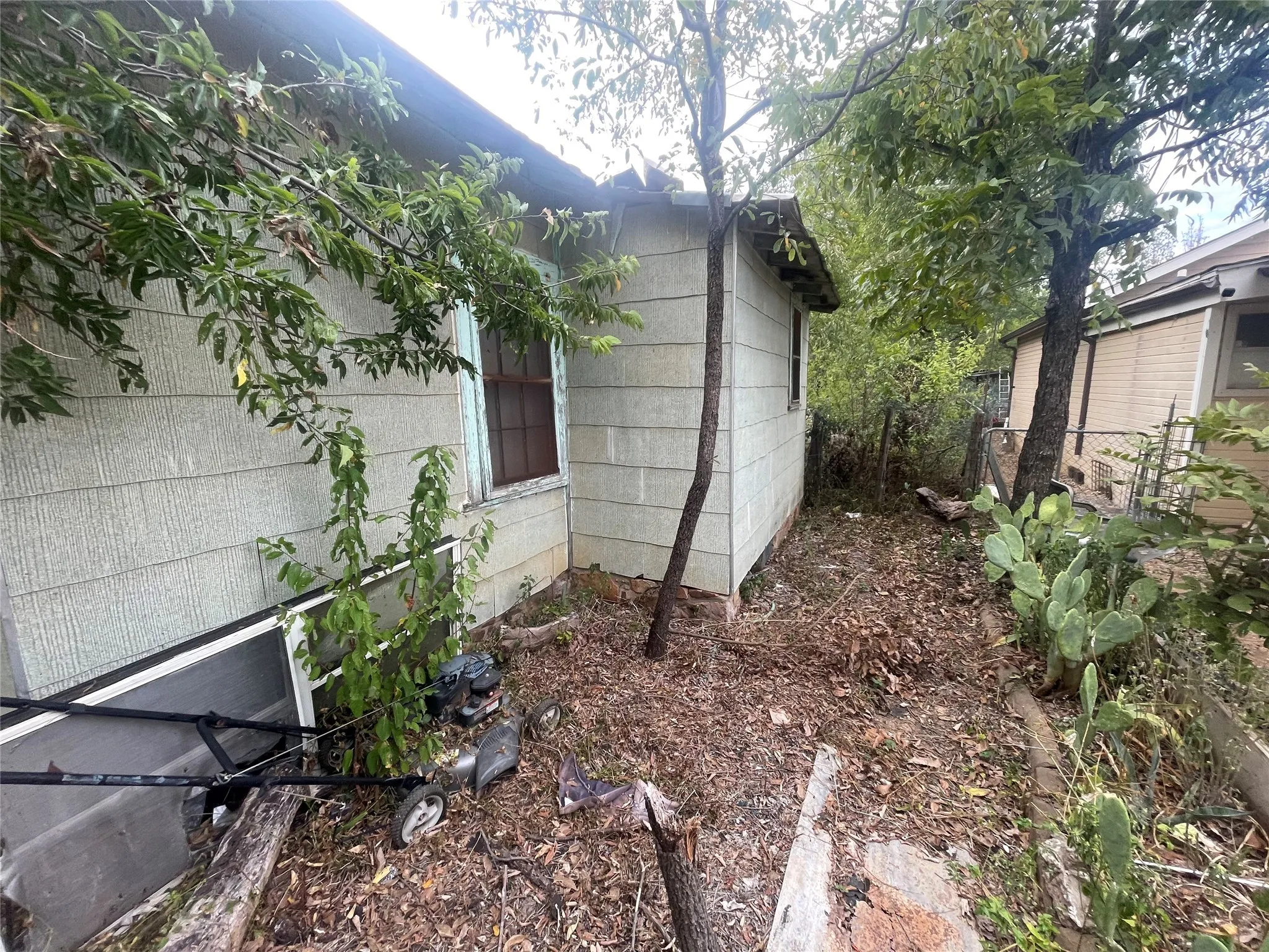 Single Family Residence For Sale in Stephens County , 210 & 212 W 2nd Street, Breckenridge, Texas 76424, 2 Bedroom, 1 Bathroom, 1 Garage spaces, 740 Sqft, built in 0, Preowned, Price $50,000, mls#21073315, Real Estate Agent in Breckenridge, Homes For Sale in Stephens county, Homes For Sale in Breckenridge, Realtor in Breckenridge Texas, Real Estate Brokerage Independent Realty Texas, Luminita Cordes Realtor