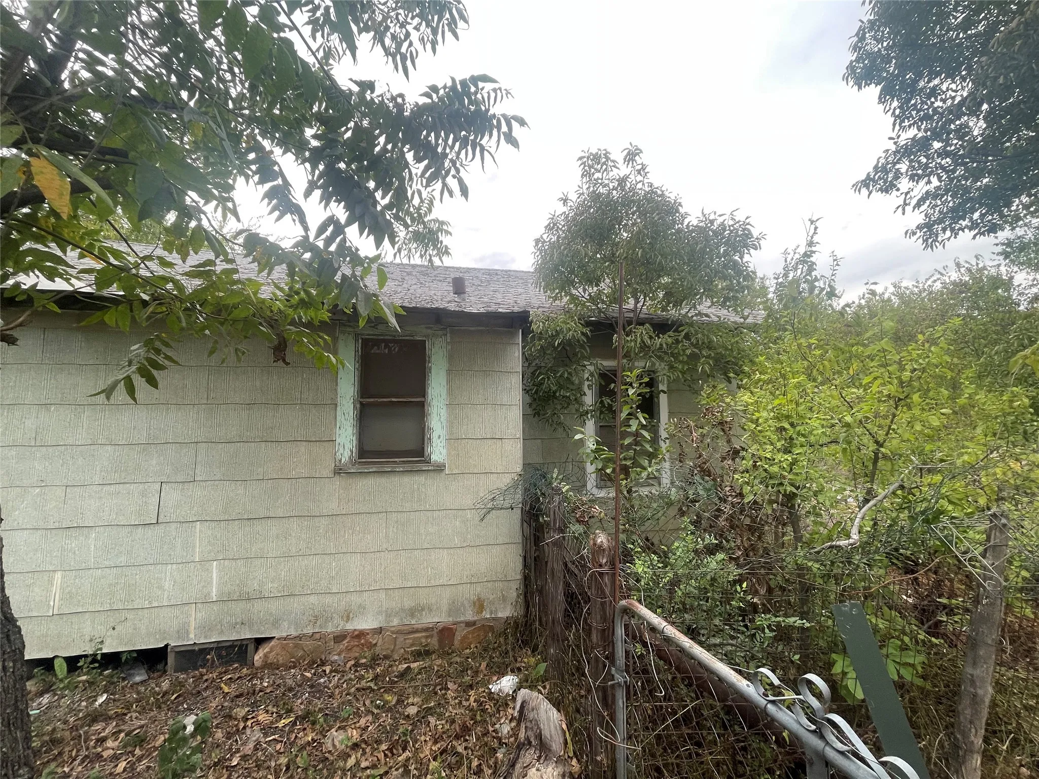 Single Family Residence For Sale in Stephens County , 210 & 212 W 2nd Street, Breckenridge, Texas 76424, 2 Bedroom, 1 Bathroom, 1 Garage spaces, 740 Sqft, built in 0, Preowned, Price $50,000, mls#21073315, Real Estate Agent in Breckenridge, Homes For Sale in Stephens county, Homes For Sale in Breckenridge, Realtor in Breckenridge Texas, Real Estate Brokerage Independent Realty Texas, Luminita Cordes Realtor
