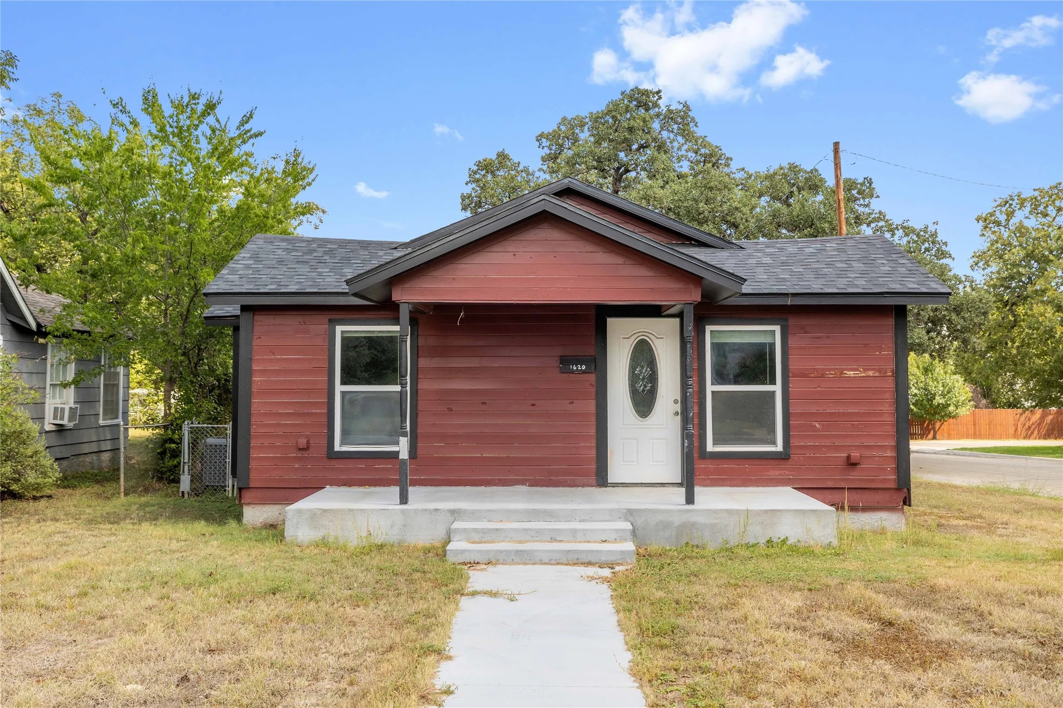 Single Family Residence For Sale in Brown County , 1620 Vincent Street, Brownwood, Texas 76801, 3 Bedroom, 1 Bathroom, Garage spaces, 1,343 Sqft, built in 2023, Preowned, mls#21073481, Real Estate Agent in Brownwood, Homes For Sale in Brown county, Homes For Sale in Brownwood, Realtor in Brownwood Texas, Real Estate Brokerage Independent Realty Texas, Luminita Cordes Realtor
