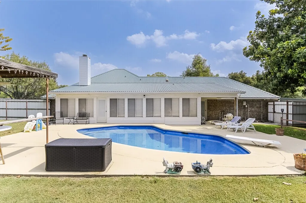 Single Family Residence For Sale in Ellis County , 111 Kirk Road, Midlothian, Texas 76065, 4 Bedroom, 2 Bathroom, Garage spaces, 2,191 Sqft, built in 1978, Preowned, mls#21066814, Real Estate Agent in Midlothian, Homes For Sale in Ellis county, Homes For Sale in Midlothian, Realtor in Midlothian Texas, Real Estate Brokerage Independent Realty Texas, Luminita Cordes Realtor