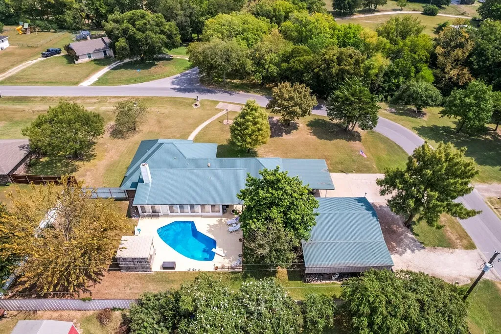 Single Family Residence For Sale in Ellis County , 111 Kirk Road, Midlothian, Texas 76065, 4 Bedroom, 2 Bathroom, Garage spaces, 2,191 Sqft, built in 1978, Preowned, mls#21066814, Real Estate Agent in Midlothian, Homes For Sale in Ellis county, Homes For Sale in Midlothian, Realtor in Midlothian Texas, Real Estate Brokerage Independent Realty Texas, Luminita Cordes Realtor