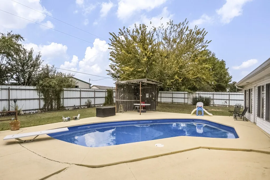 Single Family Residence For Sale in Ellis County , 111 Kirk Road, Midlothian, Texas 76065, 4 Bedroom, 2 Bathroom, Garage spaces, 2,191 Sqft, built in 1978, Preowned, mls#21066814, Real Estate Agent in Midlothian, Homes For Sale in Ellis county, Homes For Sale in Midlothian, Realtor in Midlothian Texas, Real Estate Brokerage Independent Realty Texas, Luminita Cordes Realtor