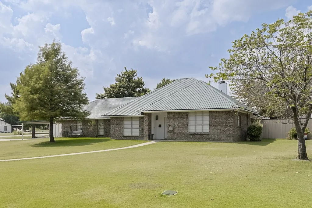 Single Family Residence For Sale in Ellis County , 111 Kirk Road, Midlothian, Texas 76065, 4 Bedroom, 2 Bathroom, Garage spaces, 2,191 Sqft, built in 1978, Preowned, mls#21066814, Real Estate Agent in Midlothian, Homes For Sale in Ellis county, Homes For Sale in Midlothian, Realtor in Midlothian Texas, Real Estate Brokerage Independent Realty Texas, Luminita Cordes Realtor