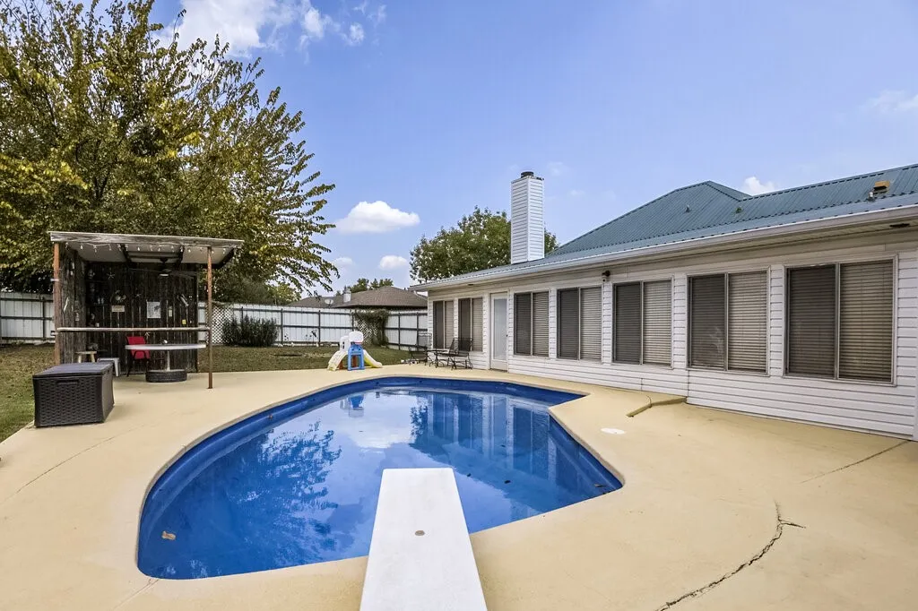 Single Family Residence For Sale in Ellis County , 111 Kirk Road, Midlothian, Texas 76065, 4 Bedroom, 2 Bathroom, Garage spaces, 2,191 Sqft, built in 1978, Preowned, mls#21066814, Real Estate Agent in Midlothian, Homes For Sale in Ellis county, Homes For Sale in Midlothian, Realtor in Midlothian Texas, Real Estate Brokerage Independent Realty Texas, Luminita Cordes Realtor