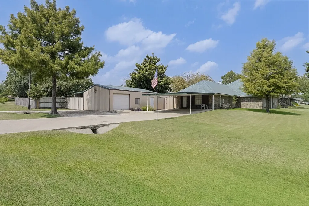 Single Family Residence For Sale in Ellis County , 111 Kirk Road, Midlothian, Texas 76065, 4 Bedroom, 2 Bathroom, Garage spaces, 2,191 Sqft, built in 1978, Preowned, mls#21066814, Real Estate Agent in Midlothian, Homes For Sale in Ellis county, Homes For Sale in Midlothian, Realtor in Midlothian Texas, Real Estate Brokerage Independent Realty Texas, Luminita Cordes Realtor