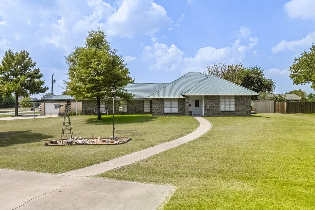 Single Family Residence For Sale in Ellis County , 111 Kirk Road, Midlothian, Texas 76065, 4 Bedroom, 2 Bathroom, Garage spaces, 2,191 Sqft, built in 1978, Preowned, mls#21066814, Real Estate Agent in Midlothian, Homes For Sale in Ellis county, Homes For Sale in Midlothian, Realtor in Midlothian Texas, Real Estate Brokerage Independent Realty Texas, Luminita Cordes Realtor