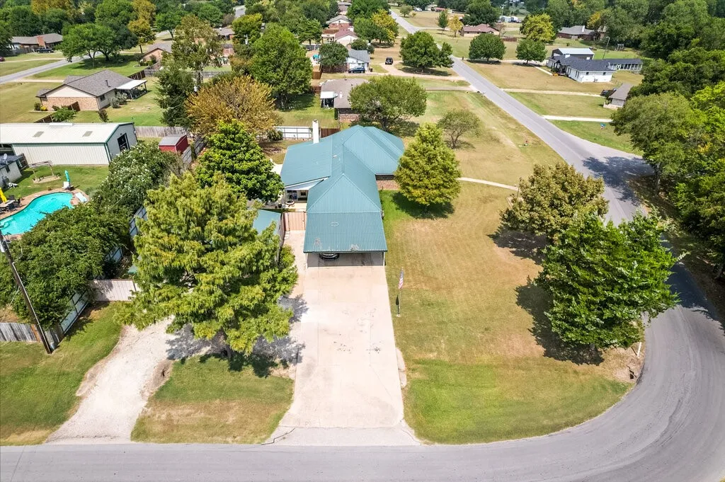 Single Family Residence For Sale in Ellis County , 111 Kirk Road, Midlothian, Texas 76065, 4 Bedroom, 2 Bathroom, Garage spaces, 2,191 Sqft, built in 1978, Preowned, mls#21066814, Real Estate Agent in Midlothian, Homes For Sale in Ellis county, Homes For Sale in Midlothian, Realtor in Midlothian Texas, Real Estate Brokerage Independent Realty Texas, Luminita Cordes Realtor