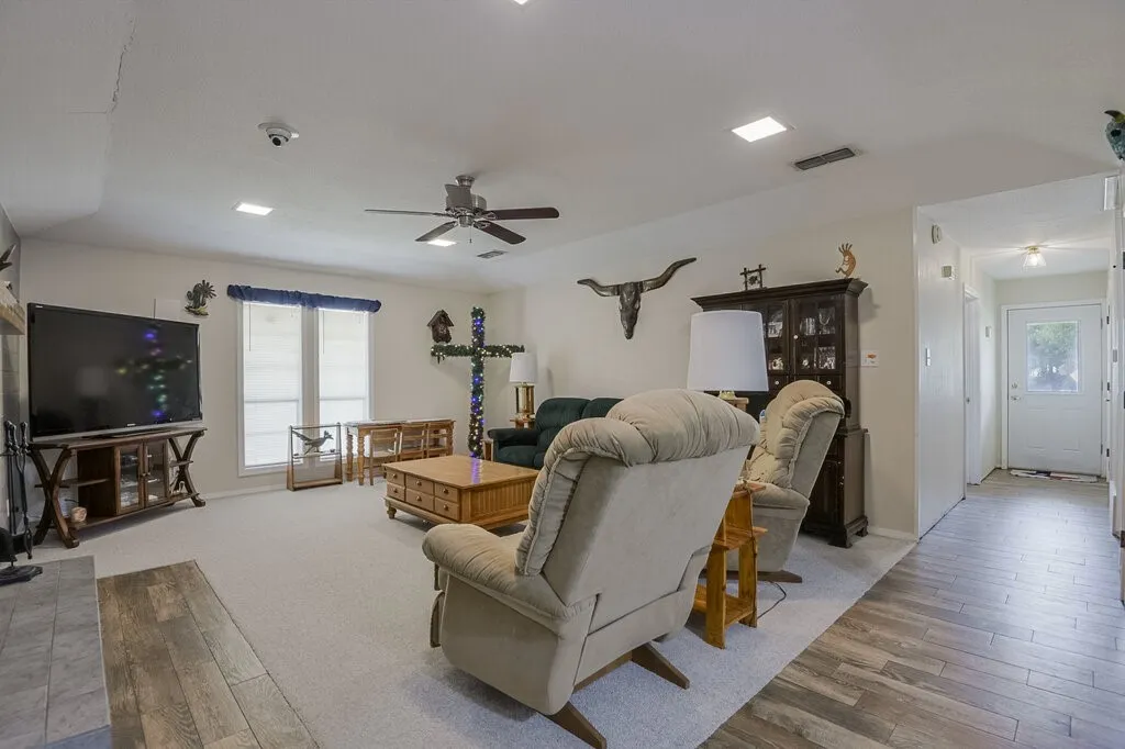 Single Family Residence For Sale in Ellis County , 111 Kirk Road, Midlothian, Texas 76065, 4 Bedroom, 2 Bathroom, Garage spaces, 2,191 Sqft, built in 1978, Preowned, mls#21066814, Real Estate Agent in Midlothian, Homes For Sale in Ellis county, Homes For Sale in Midlothian, Realtor in Midlothian Texas, Real Estate Brokerage Independent Realty Texas, Luminita Cordes Realtor
