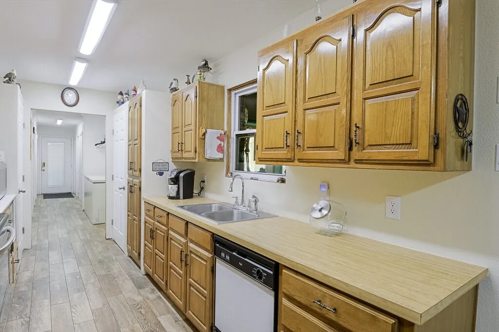 Single Family Residence For Sale in Ellis County , 111 Kirk Road, Midlothian, Texas 76065, 4 Bedroom, 2 Bathroom, Garage spaces, 2,191 Sqft, built in 1978, Preowned, mls#21066814, Real Estate Agent in Midlothian, Homes For Sale in Ellis county, Homes For Sale in Midlothian, Realtor in Midlothian Texas, Real Estate Brokerage Independent Realty Texas, Luminita Cordes Realtor