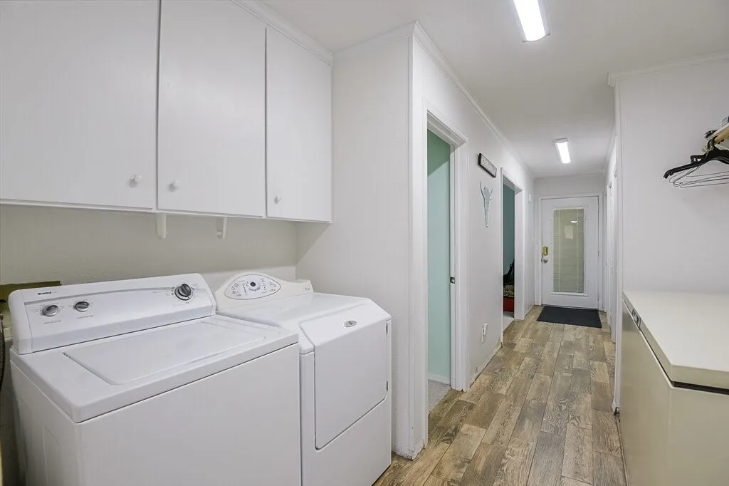 Single Family Residence For Sale in Ellis County , 111 Kirk Road, Midlothian, Texas 76065, 4 Bedroom, 2 Bathroom, Garage spaces, 2,191 Sqft, built in 1978, Preowned, mls#21066814, Real Estate Agent in Midlothian, Homes For Sale in Ellis county, Homes For Sale in Midlothian, Realtor in Midlothian Texas, Real Estate Brokerage Independent Realty Texas, Luminita Cordes Realtor