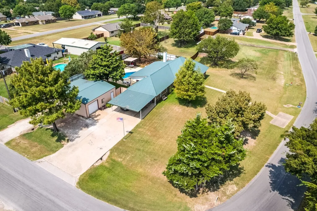 Single Family Residence For Sale in Ellis County , 111 Kirk Road, Midlothian, Texas 76065, 4 Bedroom, 2 Bathroom, Garage spaces, 2,191 Sqft, built in 1978, Preowned, mls#21066814, Real Estate Agent in Midlothian, Homes For Sale in Ellis county, Homes For Sale in Midlothian, Realtor in Midlothian Texas, Real Estate Brokerage Independent Realty Texas, Luminita Cordes Realtor