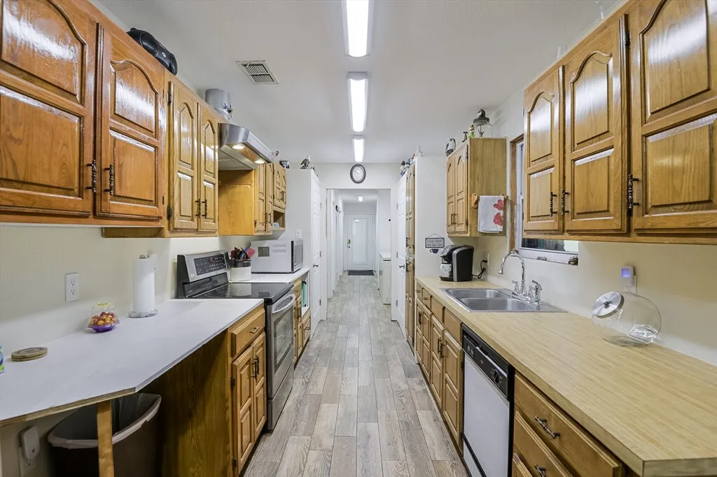 Single Family Residence For Sale in Ellis County , 111 Kirk Road, Midlothian, Texas 76065, 4 Bedroom, 2 Bathroom, Garage spaces, 2,191 Sqft, built in 1978, Preowned, mls#21066814, Real Estate Agent in Midlothian, Homes For Sale in Ellis county, Homes For Sale in Midlothian, Realtor in Midlothian Texas, Real Estate Brokerage Independent Realty Texas, Luminita Cordes Realtor