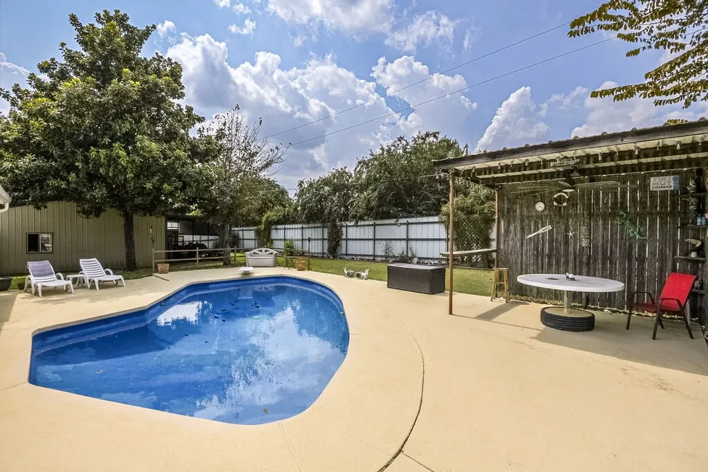 Single Family Residence For Sale in Ellis County , 111 Kirk Road, Midlothian, Texas 76065, 4 Bedroom, 2 Bathroom, Garage spaces, 2,191 Sqft, built in 1978, Preowned, mls#21066814, Real Estate Agent in Midlothian, Homes For Sale in Ellis county, Homes For Sale in Midlothian, Realtor in Midlothian Texas, Real Estate Brokerage Independent Realty Texas, Luminita Cordes Realtor