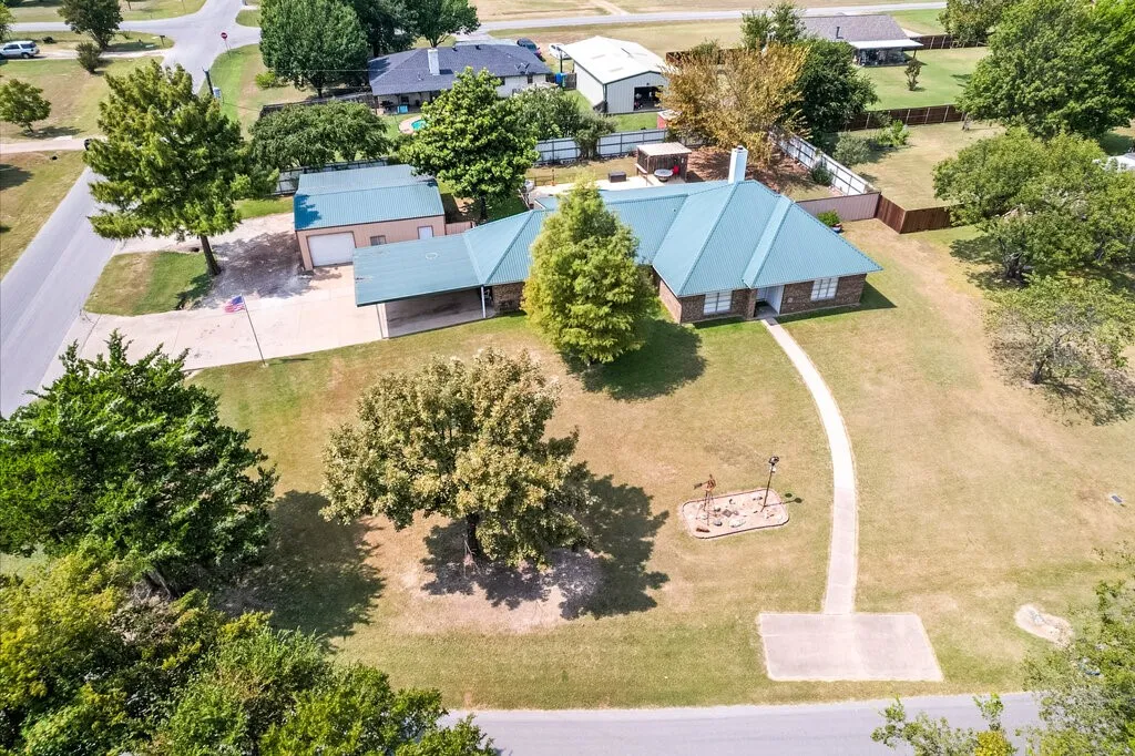 Single Family Residence For Sale in Ellis County , 111 Kirk Road, Midlothian, Texas 76065, 4 Bedroom, 2 Bathroom, Garage spaces, 2,191 Sqft, built in 1978, Preowned, mls#21066814, Real Estate Agent in Midlothian, Homes For Sale in Ellis county, Homes For Sale in Midlothian, Realtor in Midlothian Texas, Real Estate Brokerage Independent Realty Texas, Luminita Cordes Realtor