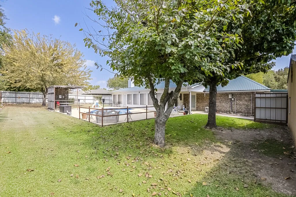 Single Family Residence For Sale in Ellis County , 111 Kirk Road, Midlothian, Texas 76065, 4 Bedroom, 2 Bathroom, Garage spaces, 2,191 Sqft, built in 1978, Preowned, mls#21066814, Real Estate Agent in Midlothian, Homes For Sale in Ellis county, Homes For Sale in Midlothian, Realtor in Midlothian Texas, Real Estate Brokerage Independent Realty Texas, Luminita Cordes Realtor