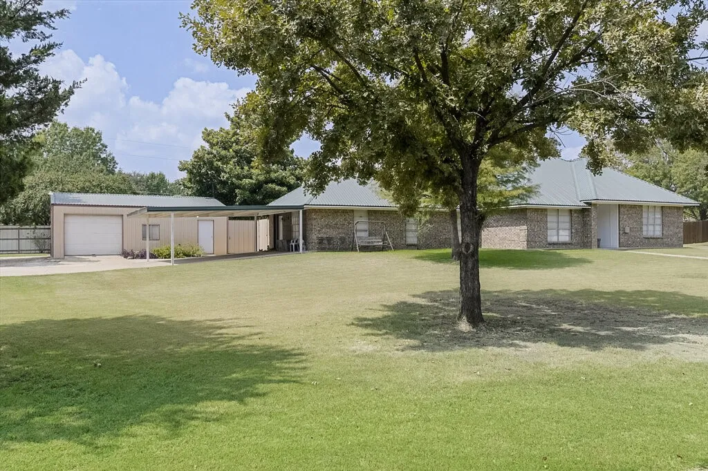 Single Family Residence For Sale in Ellis County , 111 Kirk Road, Midlothian, Texas 76065, 4 Bedroom, 2 Bathroom, Garage spaces, 2,191 Sqft, built in 1978, Preowned, mls#21066814, Real Estate Agent in Midlothian, Homes For Sale in Ellis county, Homes For Sale in Midlothian, Realtor in Midlothian Texas, Real Estate Brokerage Independent Realty Texas, Luminita Cordes Realtor