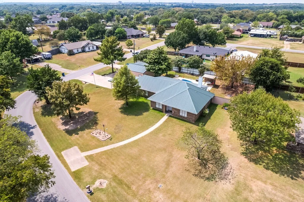 Single Family Residence For Sale in Ellis County , 111 Kirk Road, Midlothian, Texas 76065, 4 Bedroom, 2 Bathroom, Garage spaces, 2,191 Sqft, built in 1978, Preowned, mls#21066814, Real Estate Agent in Midlothian, Homes For Sale in Ellis county, Homes For Sale in Midlothian, Realtor in Midlothian Texas, Real Estate Brokerage Independent Realty Texas, Luminita Cordes Realtor