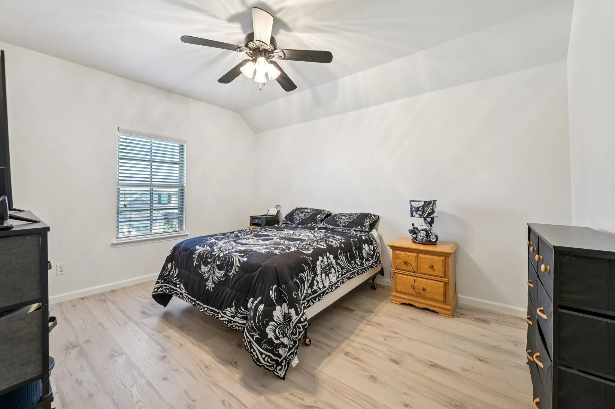 Single Family Residence For Sale in Denton County , 3445 Bluewater Drive, Little Elm, Texas 75068, 5 Bedroom, 4 Bathroom, 2 Garage spaces, 3,690 Sqft, built in 2015, Preowned, mls#21068668, Real Estate Agent in Little Elm, Homes For Sale in Denton county, Homes For Sale in Little Elm, Realtor in Little Elm Texas, Real Estate Brokerage Independent Realty Texas, Luminita Cordes Realtor