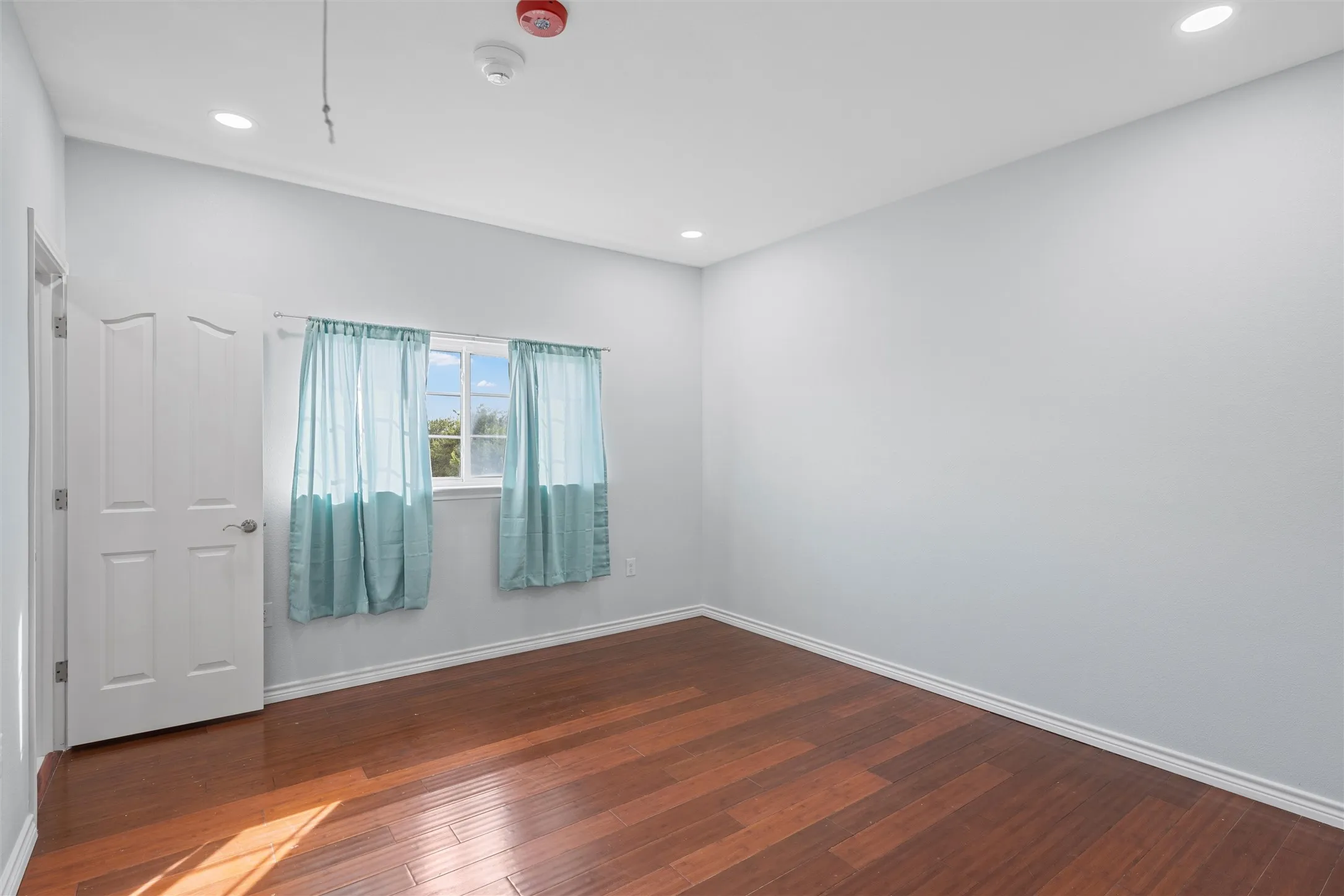 Unfurnished room with dark wood finished floors and recessed lighting