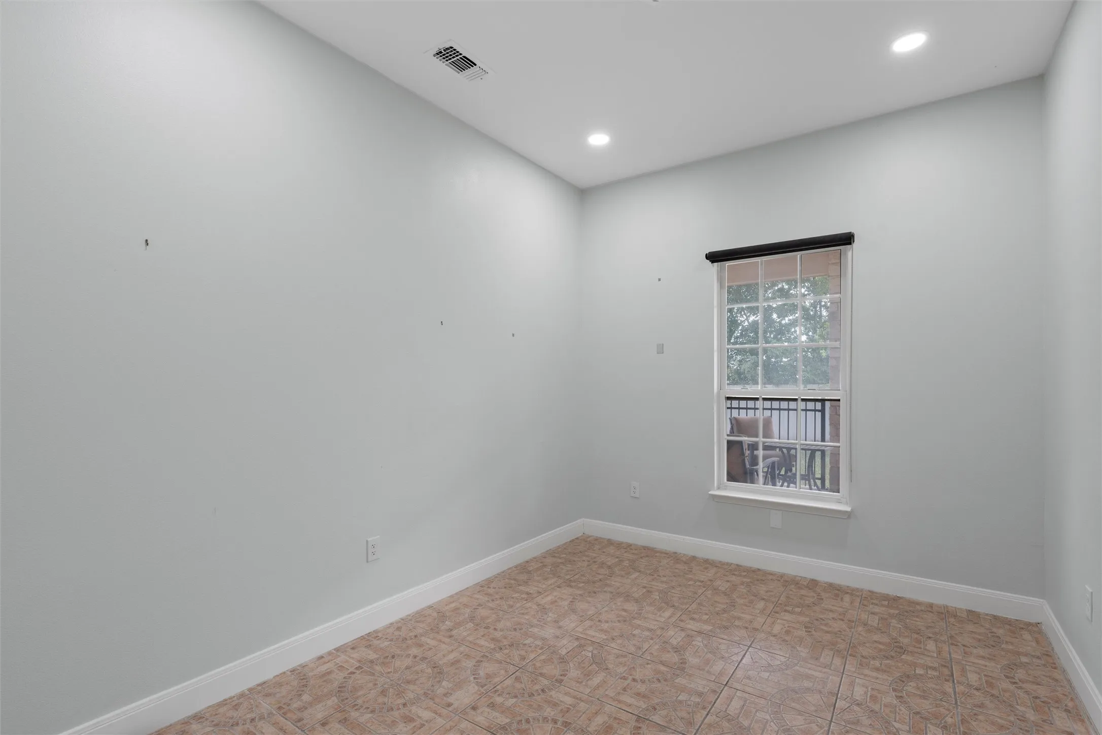Unfurnished room featuring baseboards and recessed lighting