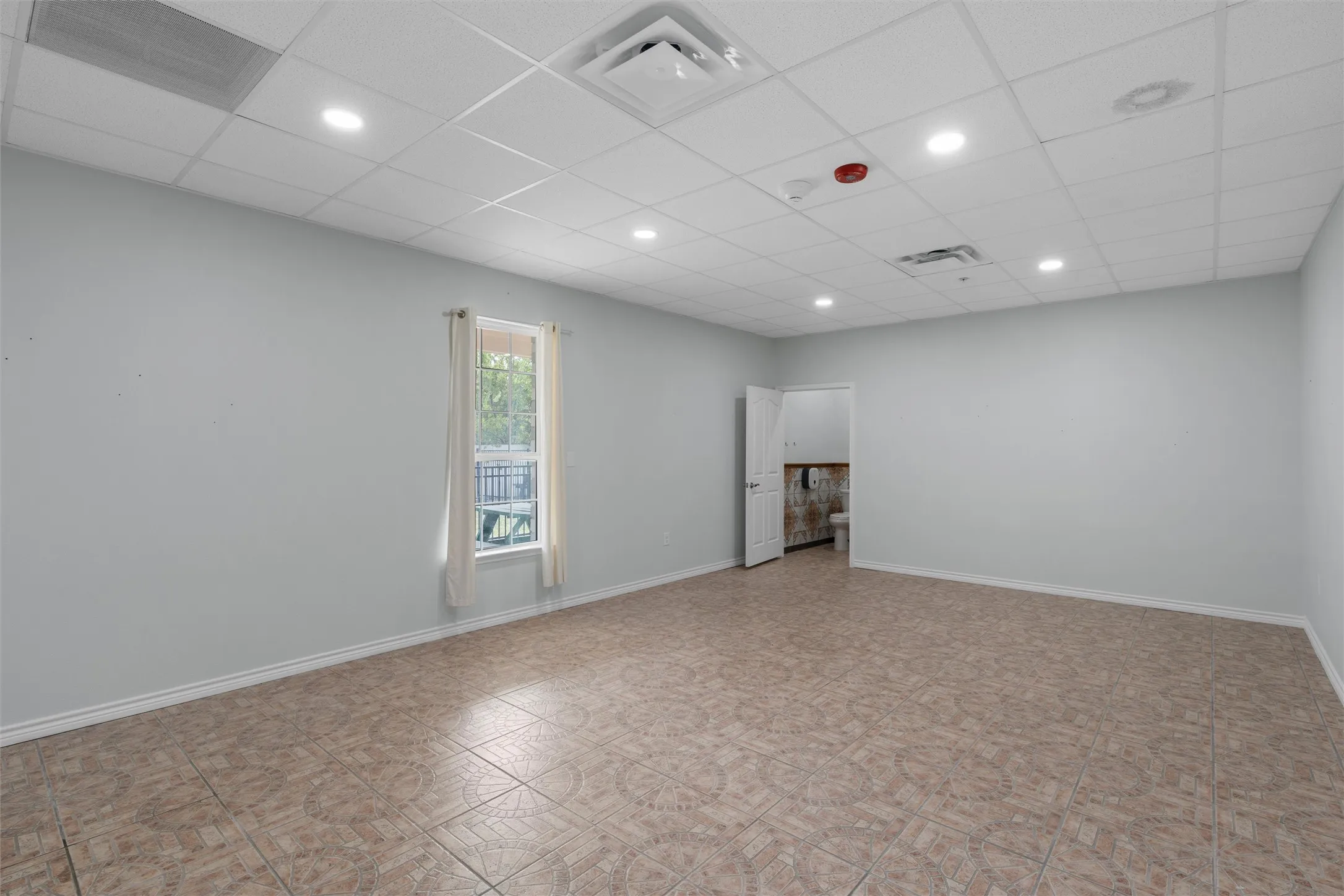 Empty room featuring a paneled ceiling and recessed lighting