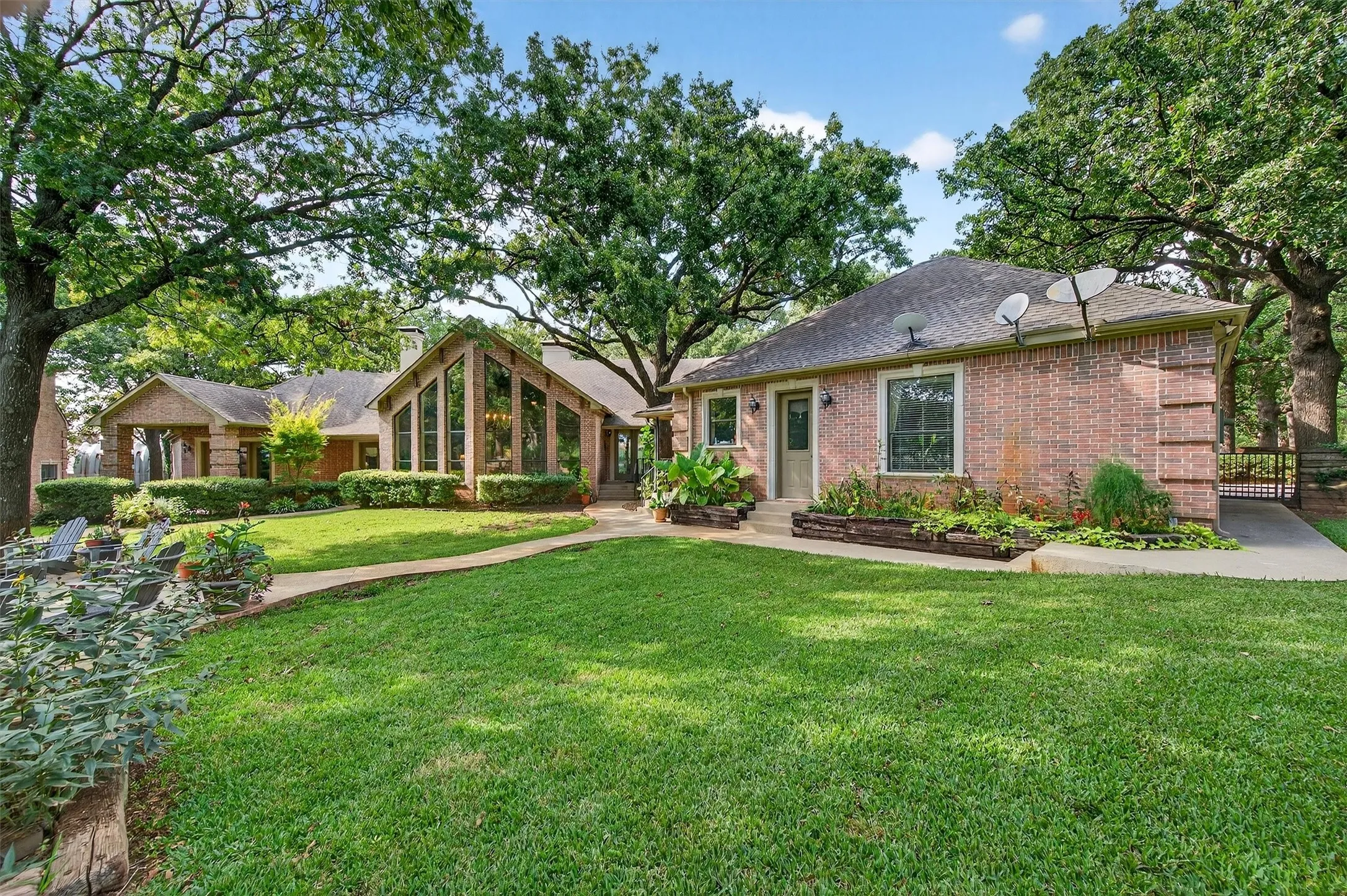 Single Family Residence For Sale in Grayson County , 215 Hiland Acres Circle, Pottsboro, Texas 75076, 5 Bedroom, 6 Bathroom, 3 Garage spaces, 7,673 Sqft, built in 1999, Preowned, mls#21067939, Real Estate Agent in Pottsboro, Homes For Sale in Grayson county, Homes For Sale in Pottsboro, Realtor in Pottsboro Texas, Real Estate Brokerage Independent Realty Texas, Luminita Cordes Realtor