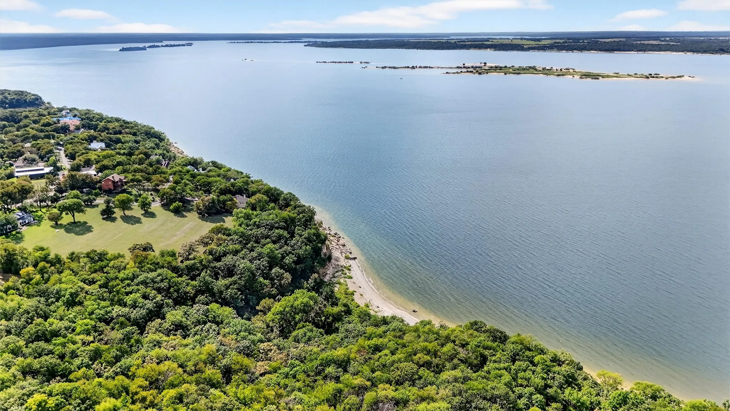 Single Family Residence For Sale in Grayson County , 215 Hiland Acres Circle, Pottsboro, Texas 75076, 5 Bedroom, 6 Bathroom, 3 Garage spaces, 7,673 Sqft, built in 1999, Preowned, mls#21067939, Real Estate Agent in Pottsboro, Homes For Sale in Grayson county, Homes For Sale in Pottsboro, Realtor in Pottsboro Texas, Real Estate Brokerage Independent Realty Texas, Luminita Cordes Realtor