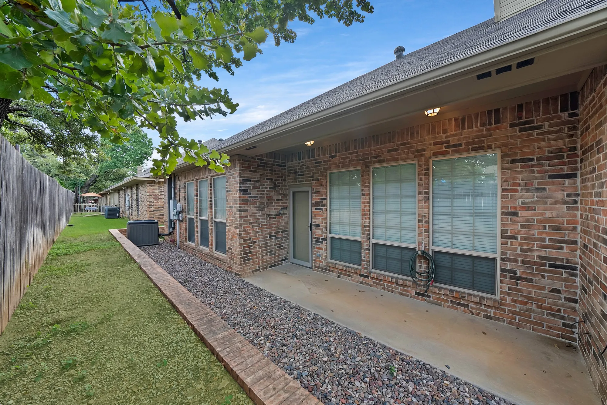 Townhouse For Sale in Tarrant County , 1220 Woodland Park Drive, Hurst, Texas 76053, 2 Bedroom, 2 Bathroom, 2 Garage spaces, 1,692 Sqft, built in 1997, mls#21071259, Real Estate Agent in Hurst, Homes For Sale in Tarrant county, Homes For Sale in Hurst, Realtor in Hurst Texas, Real Estate Brokerage Independent Realty Texas, Luminita Cordes Realtor