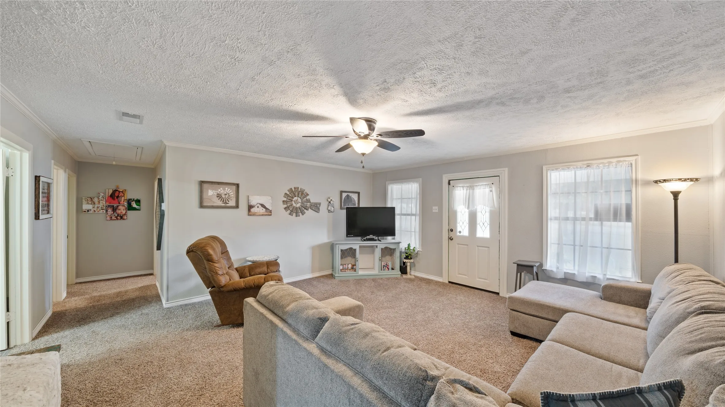 Single Family Residence For Sale in Kaufman County , 14260 N 3rd, Scurry, Texas 75158, 3 Bedroom, 2 Bathroom, Garage spaces, 1,440 Sqft, built in 1995, Preowned, mls#21073828, Real Estate Agent in Scurry, Homes For Sale in Kaufman county, Homes For Sale in Scurry, Realtor in Scurry Texas, Real Estate Brokerage Independent Realty Texas, Luminita Cordes Realtor