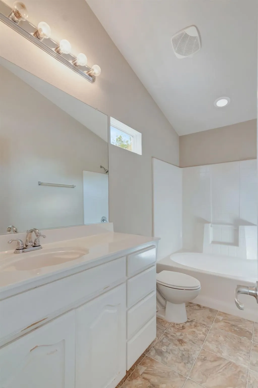 Single Family Residence For Sale in Tarrant County , 6461 Regina Drive, Fort Worth, Texas 76131, 3 Bedroom, 2 Bathroom, 2 Garage spaces, 1,419 Sqft, built in 2004, Preowned, mls#21074799, Real Estate Agent in Fort Worth, Homes For Sale in Tarrant county, Homes For Sale in Fort Worth, Realtor in Fort Worth Texas, Real Estate Brokerage Independent Realty Texas, Luminita Cordes Realtor