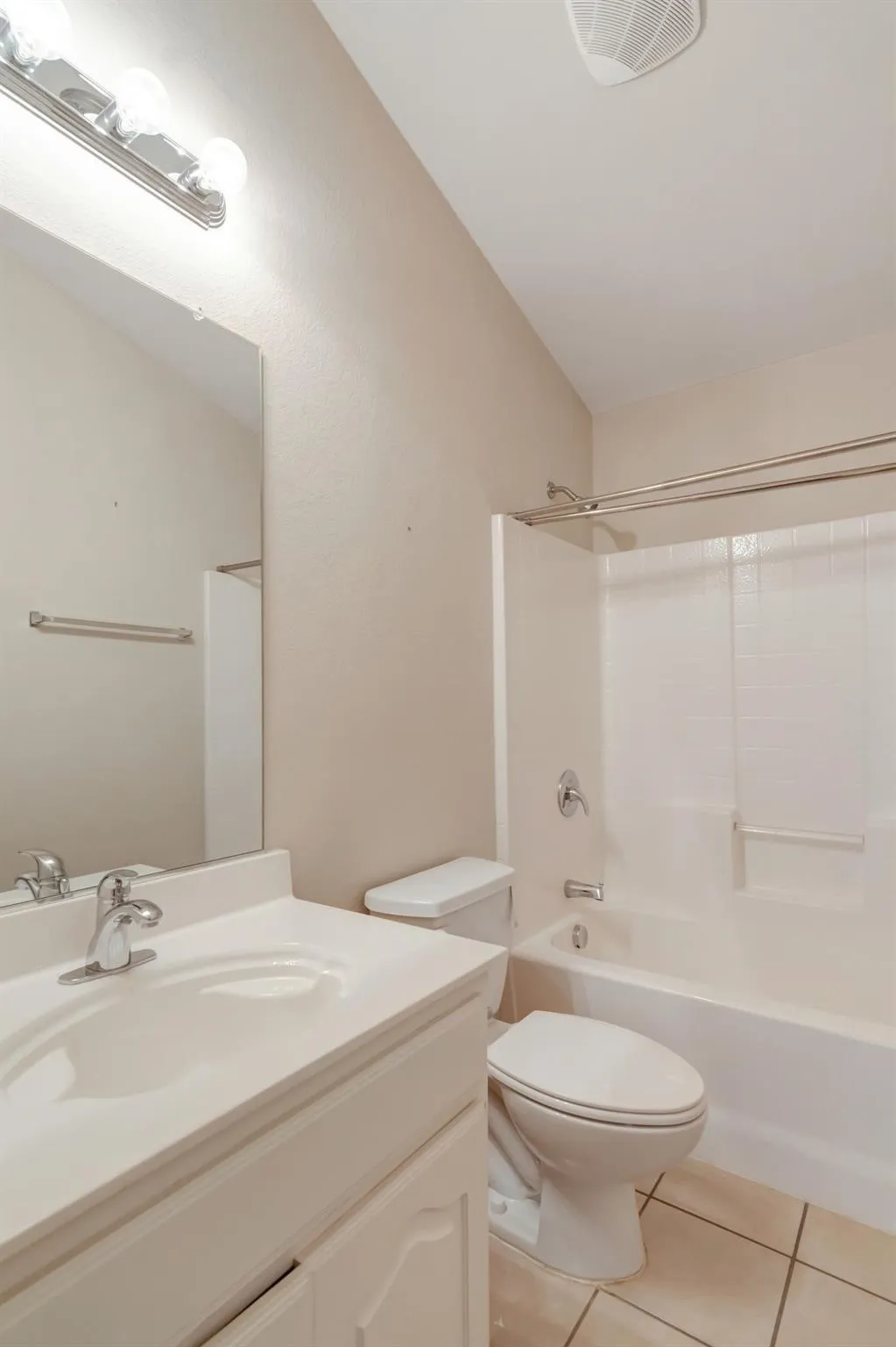 Single Family Residence For Sale in Tarrant County , 6461 Regina Drive, Fort Worth, Texas 76131, 3 Bedroom, 2 Bathroom, 2 Garage spaces, 1,419 Sqft, built in 2004, Preowned, mls#21074799, Real Estate Agent in Fort Worth, Homes For Sale in Tarrant county, Homes For Sale in Fort Worth, Realtor in Fort Worth Texas, Real Estate Brokerage Independent Realty Texas, Luminita Cordes Realtor