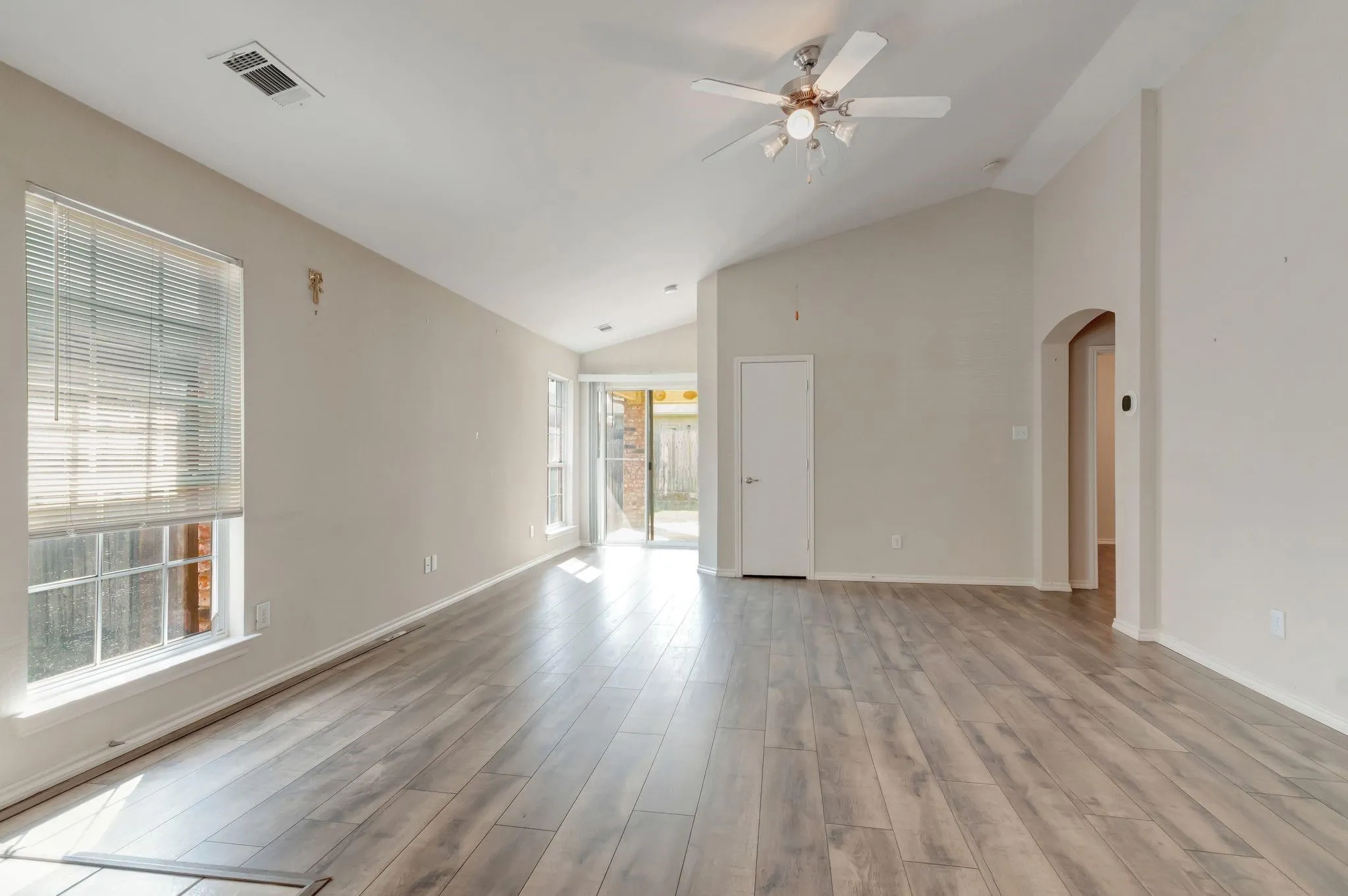 Single Family Residence For Sale in Tarrant County , 6461 Regina Drive, Fort Worth, Texas 76131, 3 Bedroom, 2 Bathroom, 2 Garage spaces, 1,419 Sqft, built in 2004, Preowned, mls#21074799, Real Estate Agent in Fort Worth, Homes For Sale in Tarrant county, Homes For Sale in Fort Worth, Realtor in Fort Worth Texas, Real Estate Brokerage Independent Realty Texas, Luminita Cordes Realtor