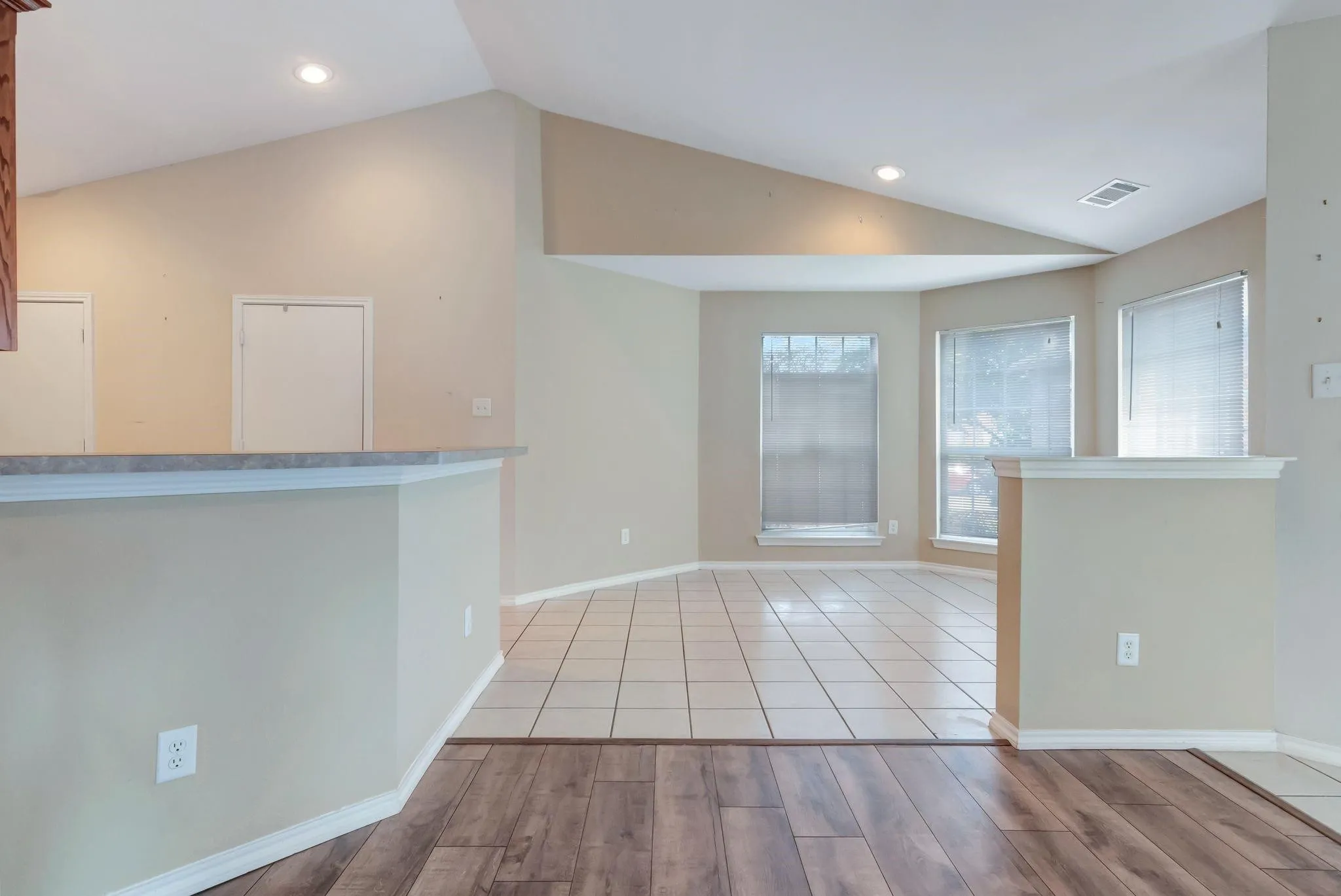 Single Family Residence For Sale in Tarrant County , 6461 Regina Drive, Fort Worth, Texas 76131, 3 Bedroom, 2 Bathroom, 2 Garage spaces, 1,419 Sqft, built in 2004, Preowned, mls#21074799, Real Estate Agent in Fort Worth, Homes For Sale in Tarrant county, Homes For Sale in Fort Worth, Realtor in Fort Worth Texas, Real Estate Brokerage Independent Realty Texas, Luminita Cordes Realtor