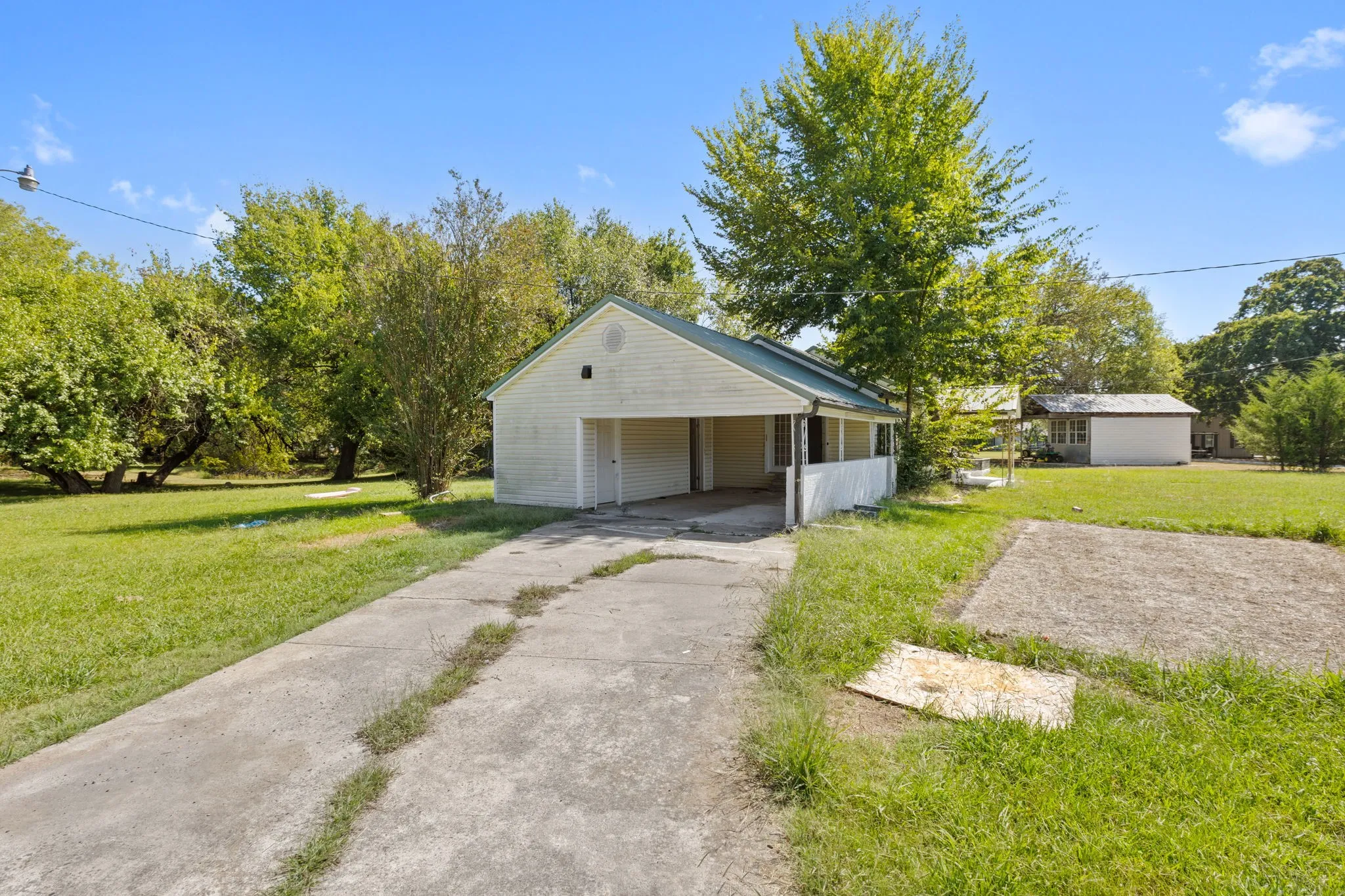 Single Family Residence For Sale in Red River (TX) County , 50 County Road 2123, Clarksville, Texas 75426, 2 Bedrooms, 1 Bathroom, Garage spaces, 1,248 Sqft, built in 1946, Price $110,000, mls#21063284, Real Estate Agent in Clarksville, Homes For Sale in Red River (TX) county, Homes For Sale in Clarksville, Realtor in Clarksville Texas, Real Estate Brokerage Independent Realty Texas, Luminita Cordes Realtor