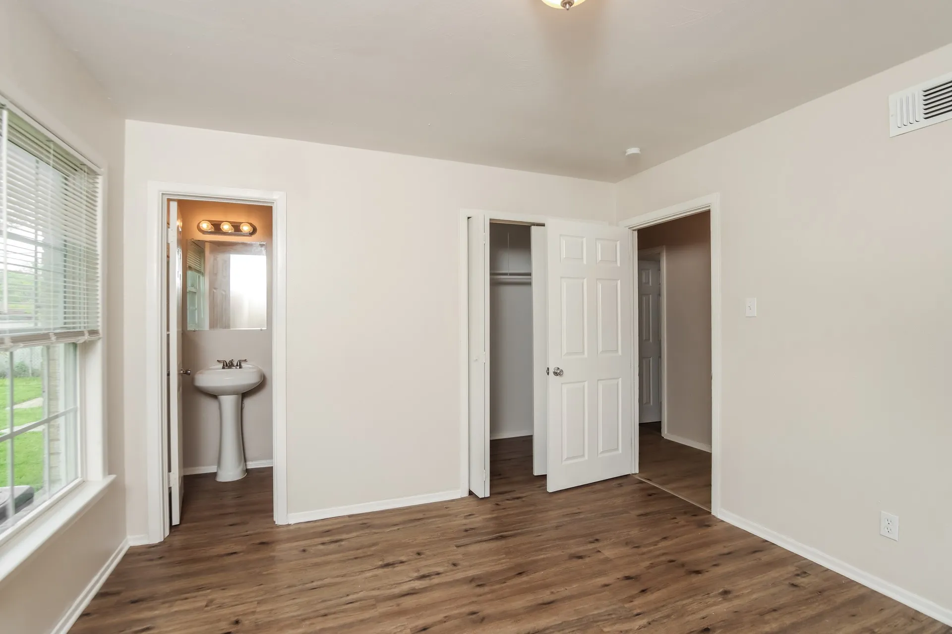 Single Family Residence For Sale in Dallas County , 1823 Houghton Road, Dallas, Texas 75217, 3 Bedroom, 2 Bathroom, 1 Garage spaces, 1,464 Sqft, built in 1955, mls#21069970, Real Estate Agent in Dallas, Homes For Sale in Dallas county, Homes For Sale in Dallas, Realtor in Dallas Texas, Real Estate Brokerage Independent Realty Texas, Luminita Cordes Realtor