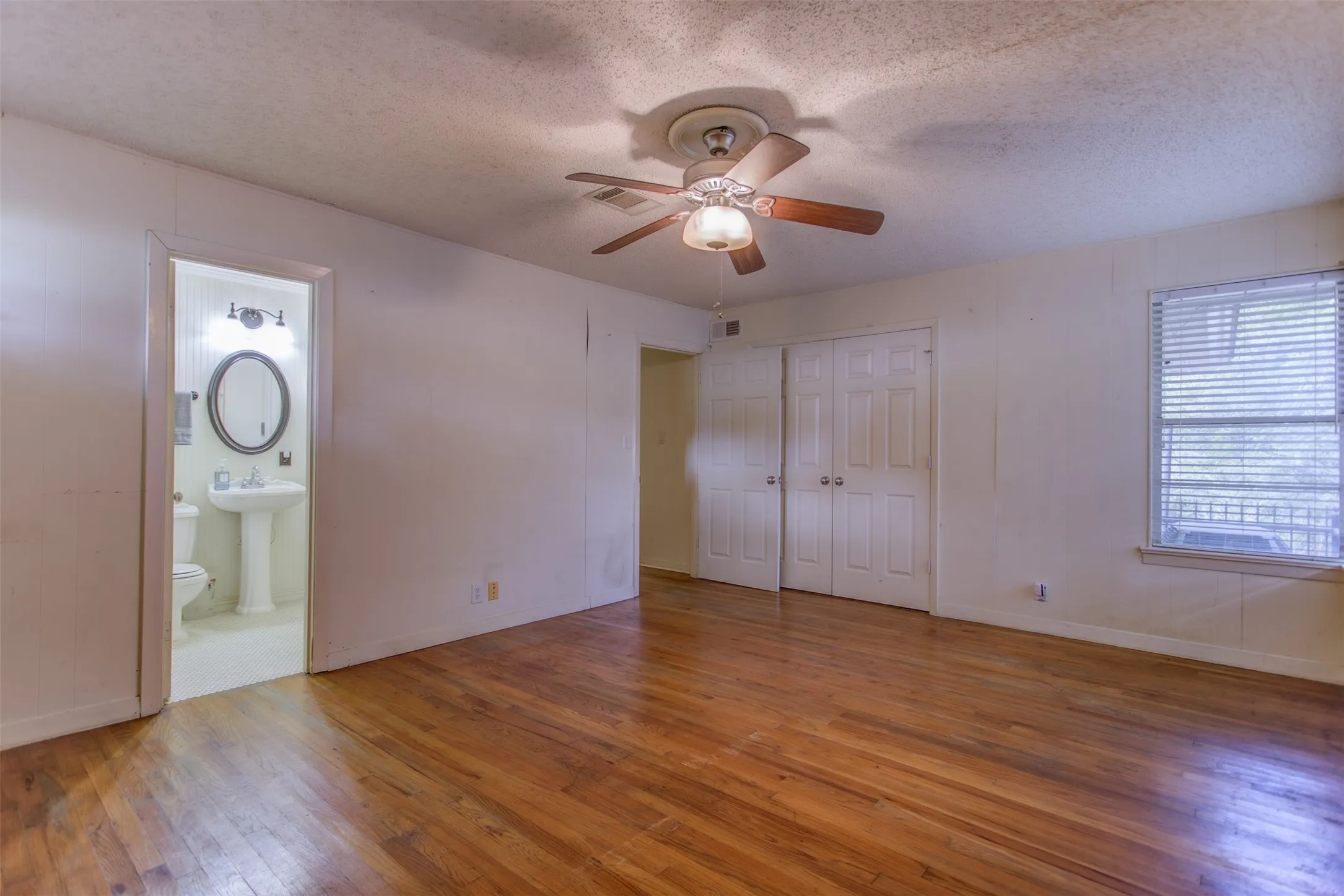 Single Family Residence For Sale in Tarrant County , 3465 Wellington Road, Fort Worth, Texas 76116, 2 Bedroom, 2 Bathroom, 2 Garage spaces, 1,605 Sqft, built in 1952, Preowned, mls#21073844, Real Estate Agent in Fort Worth, Homes For Sale in Tarrant county, Homes For Sale in Fort Worth, Realtor in Fort Worth Texas, Real Estate Brokerage Independent Realty Texas, Luminita Cordes Realtor