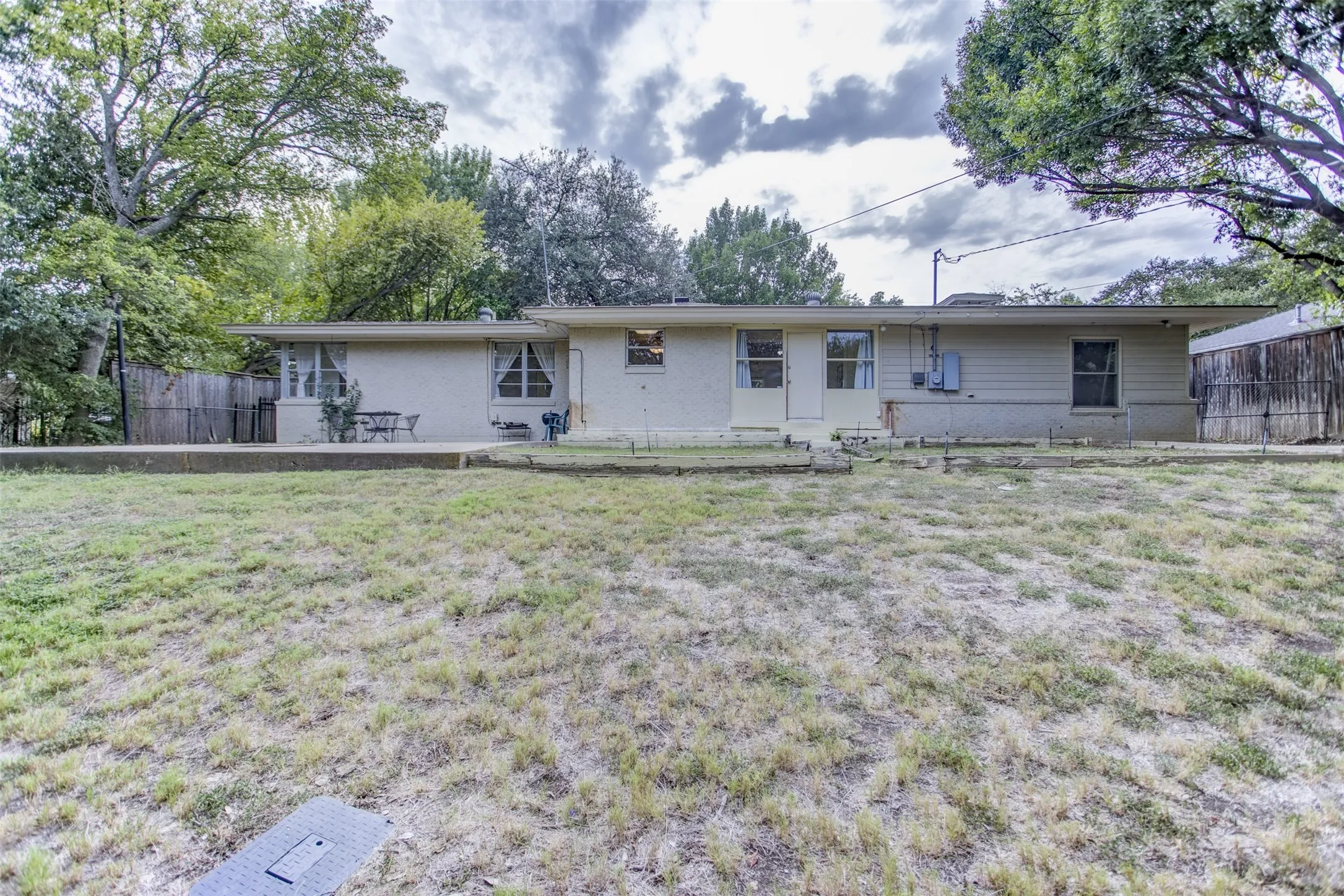 Single Family Residence For Sale in Tarrant County , 3465 Wellington Road, Fort Worth, Texas 76116, 2 Bedroom, 2 Bathroom, 2 Garage spaces, 1,605 Sqft, built in 1952, Preowned, mls#21073844, Real Estate Agent in Fort Worth, Homes For Sale in Tarrant county, Homes For Sale in Fort Worth, Realtor in Fort Worth Texas, Real Estate Brokerage Independent Realty Texas, Luminita Cordes Realtor