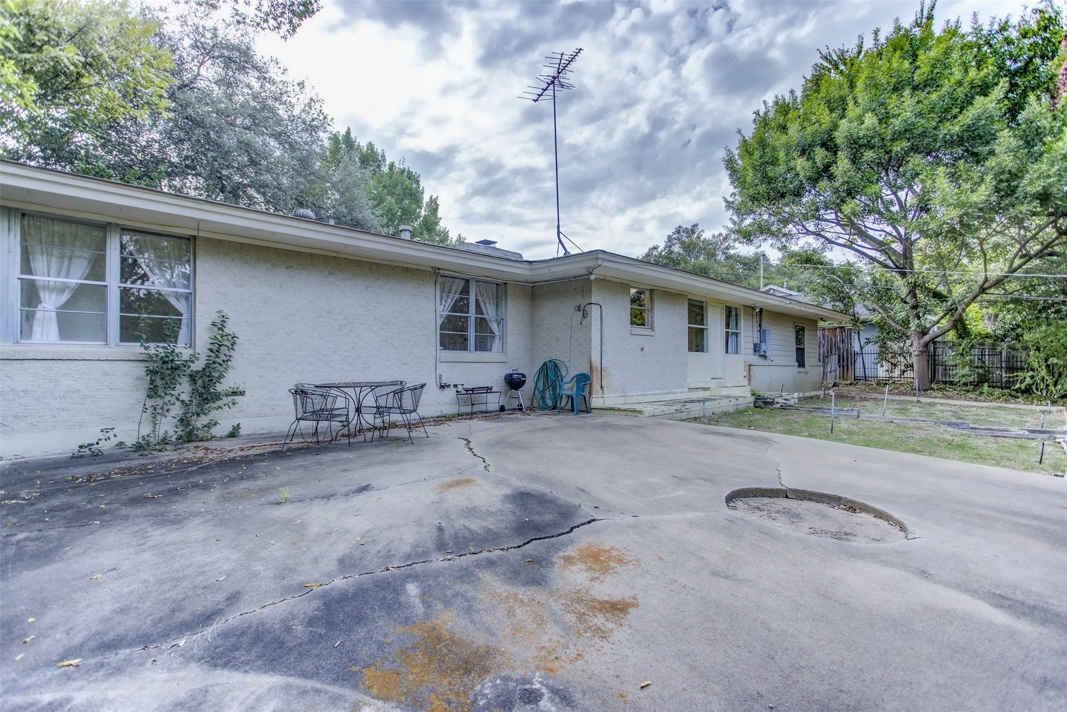 Single Family Residence For Sale in Tarrant County , 3465 Wellington Road, Fort Worth, Texas 76116, 2 Bedroom, 2 Bathroom, 2 Garage spaces, 1,605 Sqft, built in 1952, Preowned, mls#21073844, Real Estate Agent in Fort Worth, Homes For Sale in Tarrant county, Homes For Sale in Fort Worth, Realtor in Fort Worth Texas, Real Estate Brokerage Independent Realty Texas, Luminita Cordes Realtor