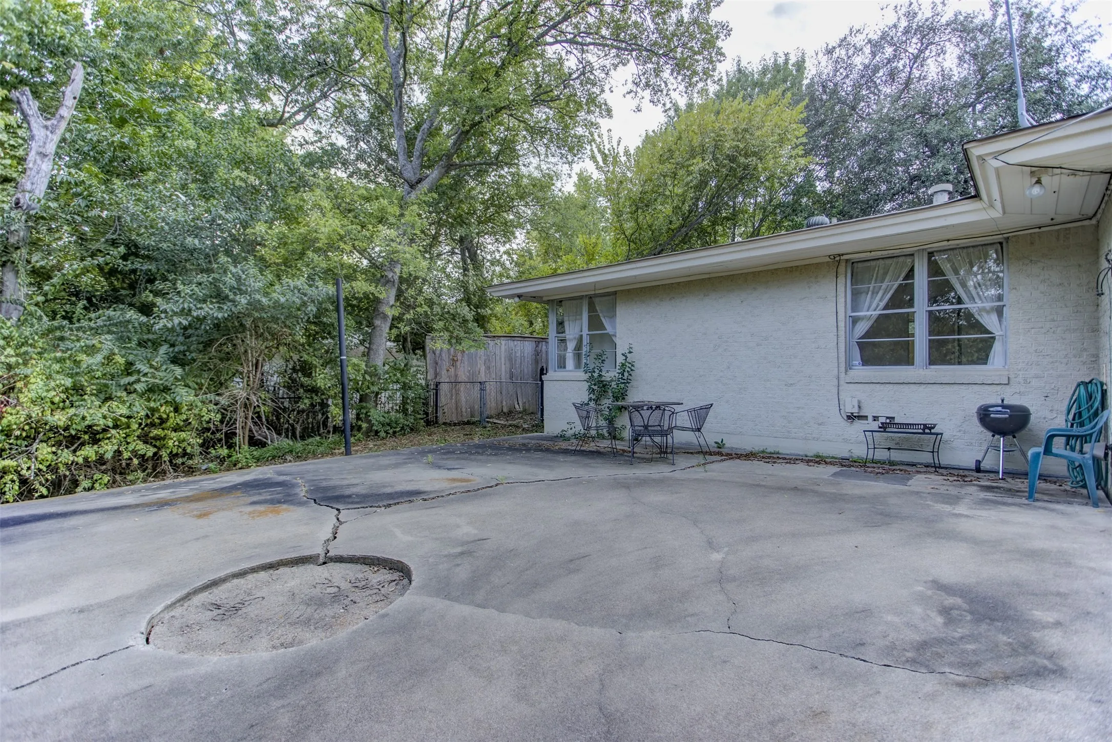 Single Family Residence For Sale in Tarrant County , 3465 Wellington Road, Fort Worth, Texas 76116, 2 Bedroom, 2 Bathroom, 2 Garage spaces, 1,605 Sqft, built in 1952, Preowned, mls#21073844, Real Estate Agent in Fort Worth, Homes For Sale in Tarrant county, Homes For Sale in Fort Worth, Realtor in Fort Worth Texas, Real Estate Brokerage Independent Realty Texas, Luminita Cordes Realtor