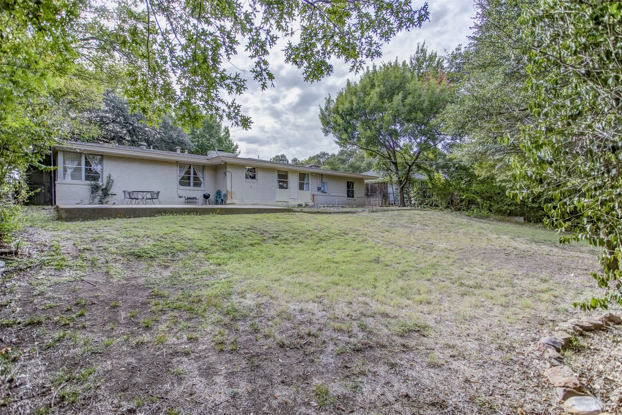 Single Family Residence For Sale in Tarrant County , 3465 Wellington Road, Fort Worth, Texas 76116, 2 Bedroom, 2 Bathroom, 2 Garage spaces, 1,605 Sqft, built in 1952, Preowned, mls#21073844, Real Estate Agent in Fort Worth, Homes For Sale in Tarrant county, Homes For Sale in Fort Worth, Realtor in Fort Worth Texas, Real Estate Brokerage Independent Realty Texas, Luminita Cordes Realtor
