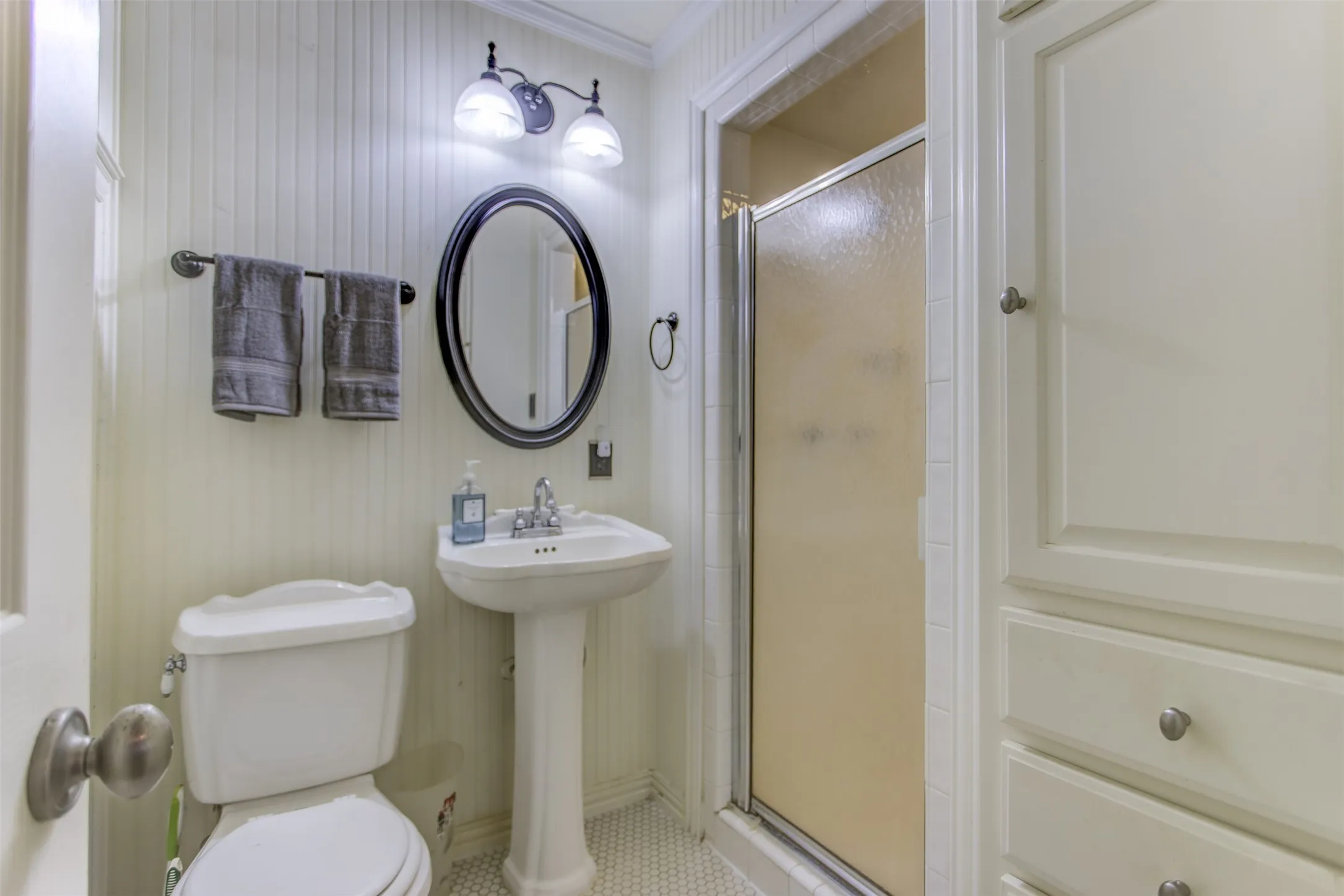 Single Family Residence For Sale in Tarrant County , 3465 Wellington Road, Fort Worth, Texas 76116, 2 Bedroom, 2 Bathroom, 2 Garage spaces, 1,605 Sqft, built in 1952, Preowned, mls#21073844, Real Estate Agent in Fort Worth, Homes For Sale in Tarrant county, Homes For Sale in Fort Worth, Realtor in Fort Worth Texas, Real Estate Brokerage Independent Realty Texas, Luminita Cordes Realtor