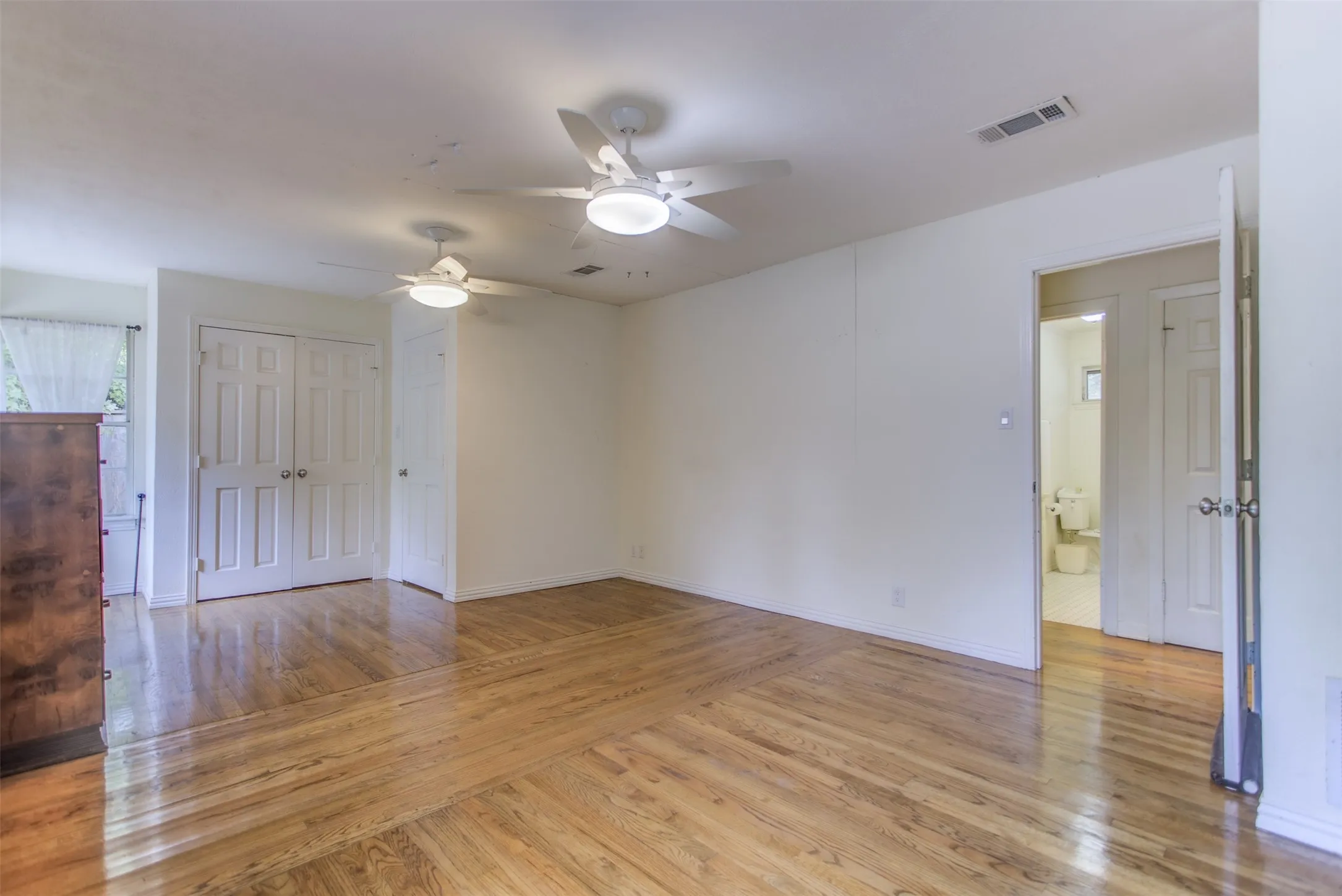 Single Family Residence For Sale in Tarrant County , 3465 Wellington Road, Fort Worth, Texas 76116, 2 Bedroom, 2 Bathroom, 2 Garage spaces, 1,605 Sqft, built in 1952, Preowned, mls#21073844, Real Estate Agent in Fort Worth, Homes For Sale in Tarrant county, Homes For Sale in Fort Worth, Realtor in Fort Worth Texas, Real Estate Brokerage Independent Realty Texas, Luminita Cordes Realtor