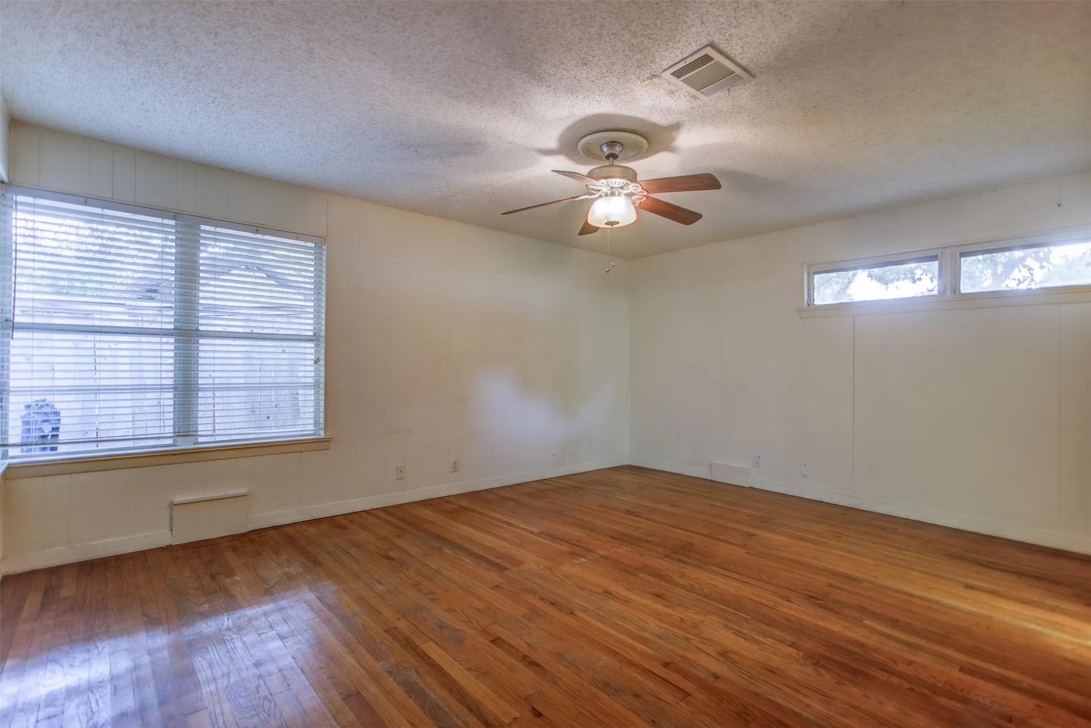 Single Family Residence For Sale in Tarrant County , 3465 Wellington Road, Fort Worth, Texas 76116, 2 Bedroom, 2 Bathroom, 2 Garage spaces, 1,605 Sqft, built in 1952, Preowned, mls#21073844, Real Estate Agent in Fort Worth, Homes For Sale in Tarrant county, Homes For Sale in Fort Worth, Realtor in Fort Worth Texas, Real Estate Brokerage Independent Realty Texas, Luminita Cordes Realtor